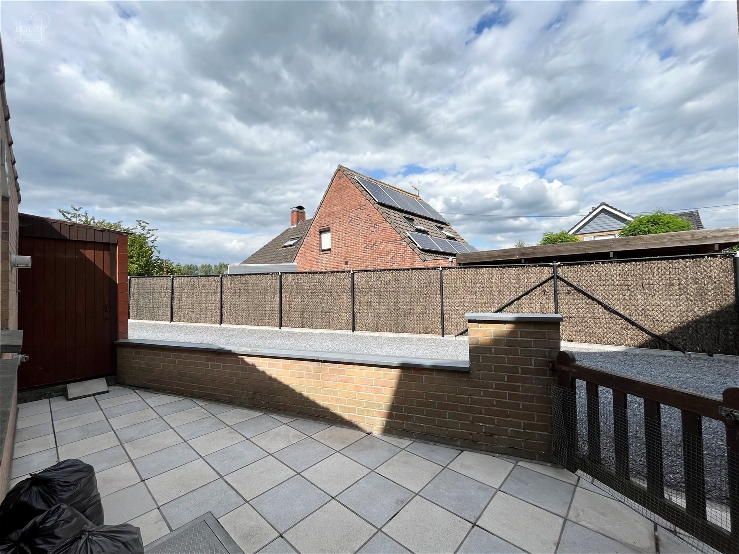 Halfvrijstaand huis bestaande uit een inkomhal, een woonkamer, een ingerichte keuken, een bijkeuken, een badkamer, twee slaapkamers en een betegeld te...