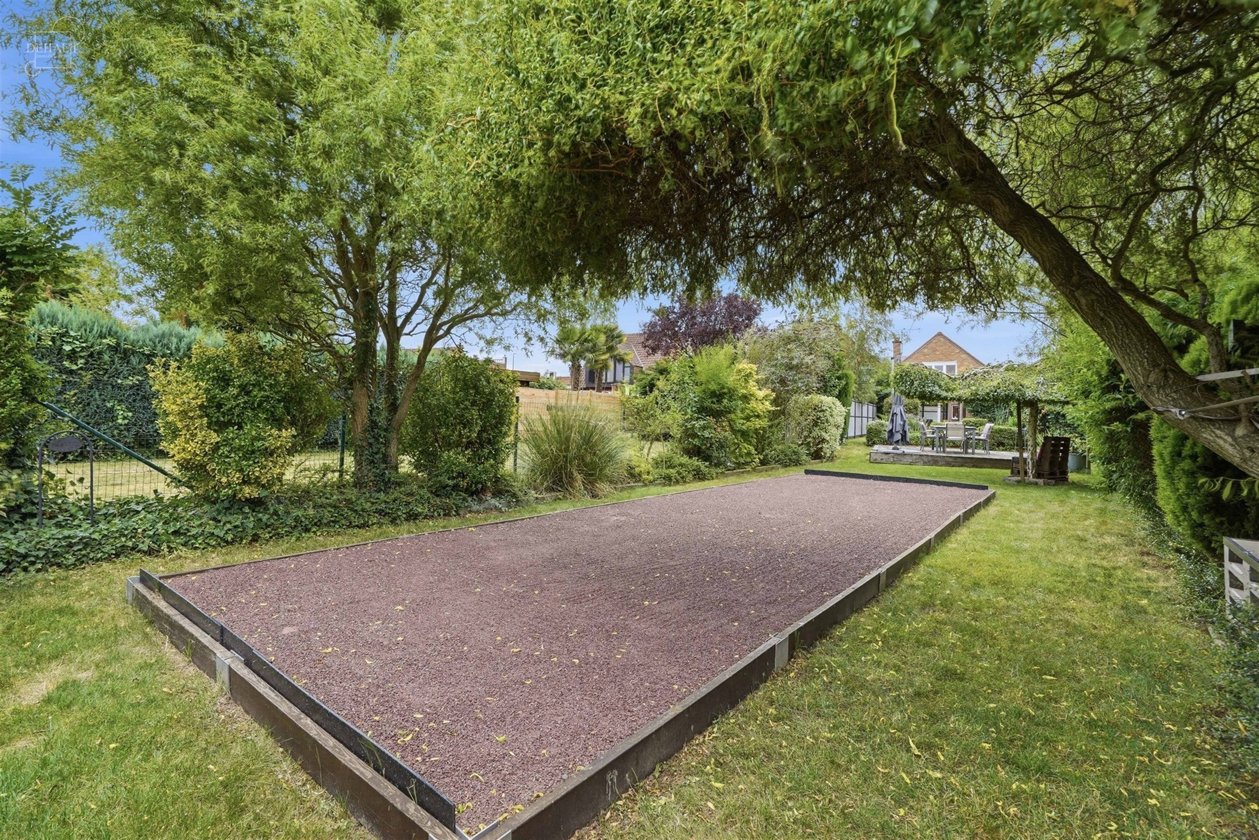 Jolie maison 3 façades située à proximité de toutes commodités.
Dispose d'un hall d'entrée, un séjour ouvert sur une cuisine équipée, un cel...