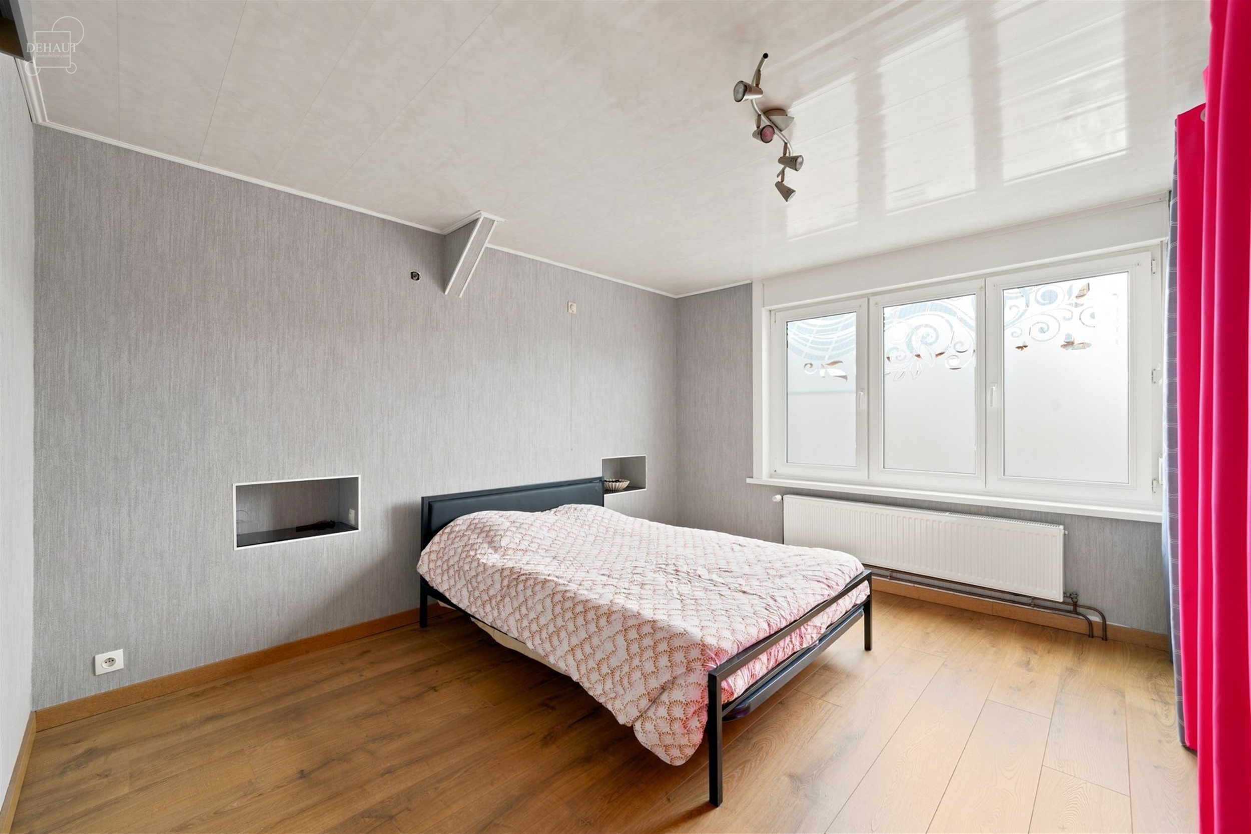 Jolie maison 3 façades située à proximité de toutes commodités.
Dispose d'un hall d'entrée, un séjour ouvert sur une cuisine équipée, un cel...