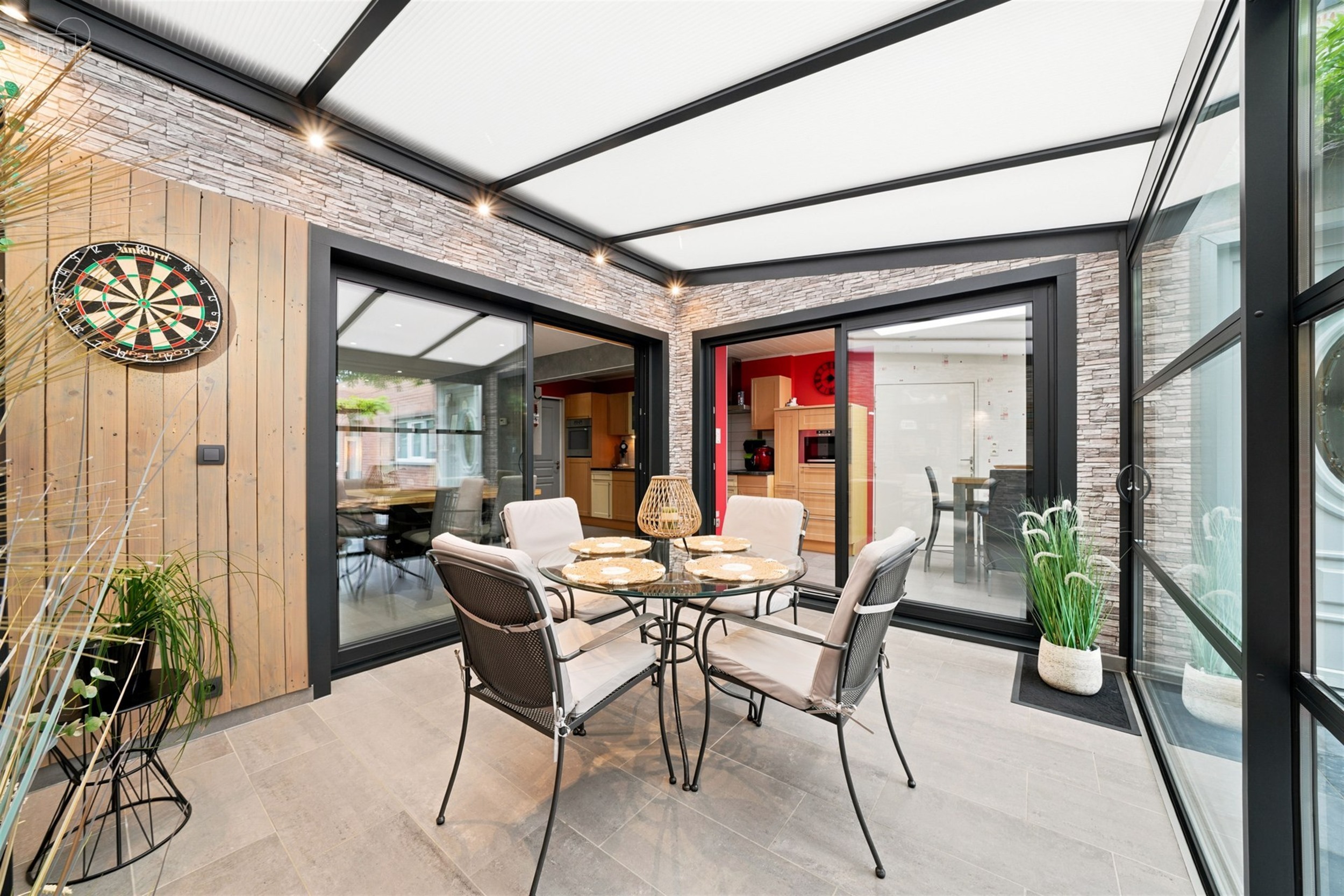 Jolie maison 3 façades située à proximité de toutes commodités.
Dispose d'un hall d'entrée, un séjour ouvert sur une cuisine équipée, un cel...