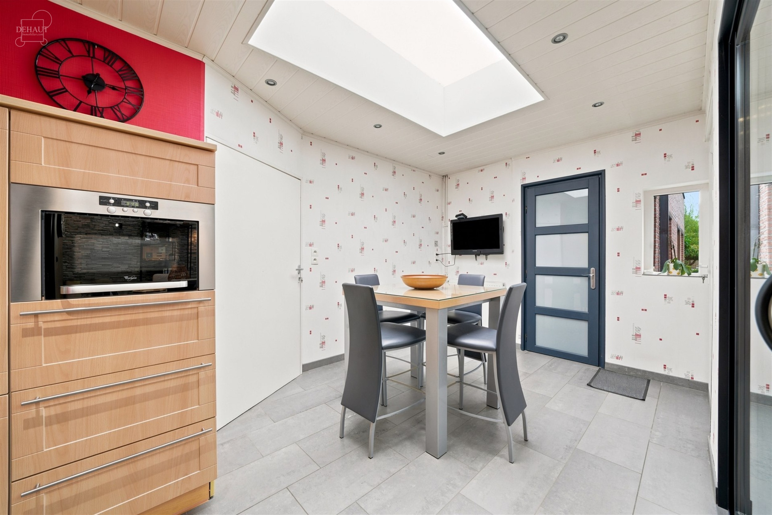 Jolie maison 3 façades située à proximité de toutes commodités.
Dispose d'un hall d'entrée, un séjour ouvert sur une cuisine équipée, un cel...