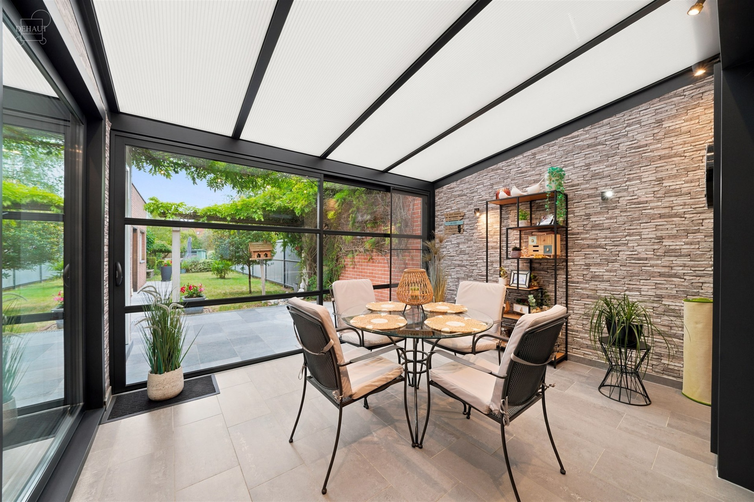 Jolie maison 3 façades située à proximité de toutes commodités.
Dispose d'un hall d'entrée, un séjour ouvert sur une cuisine équipée, un cel...