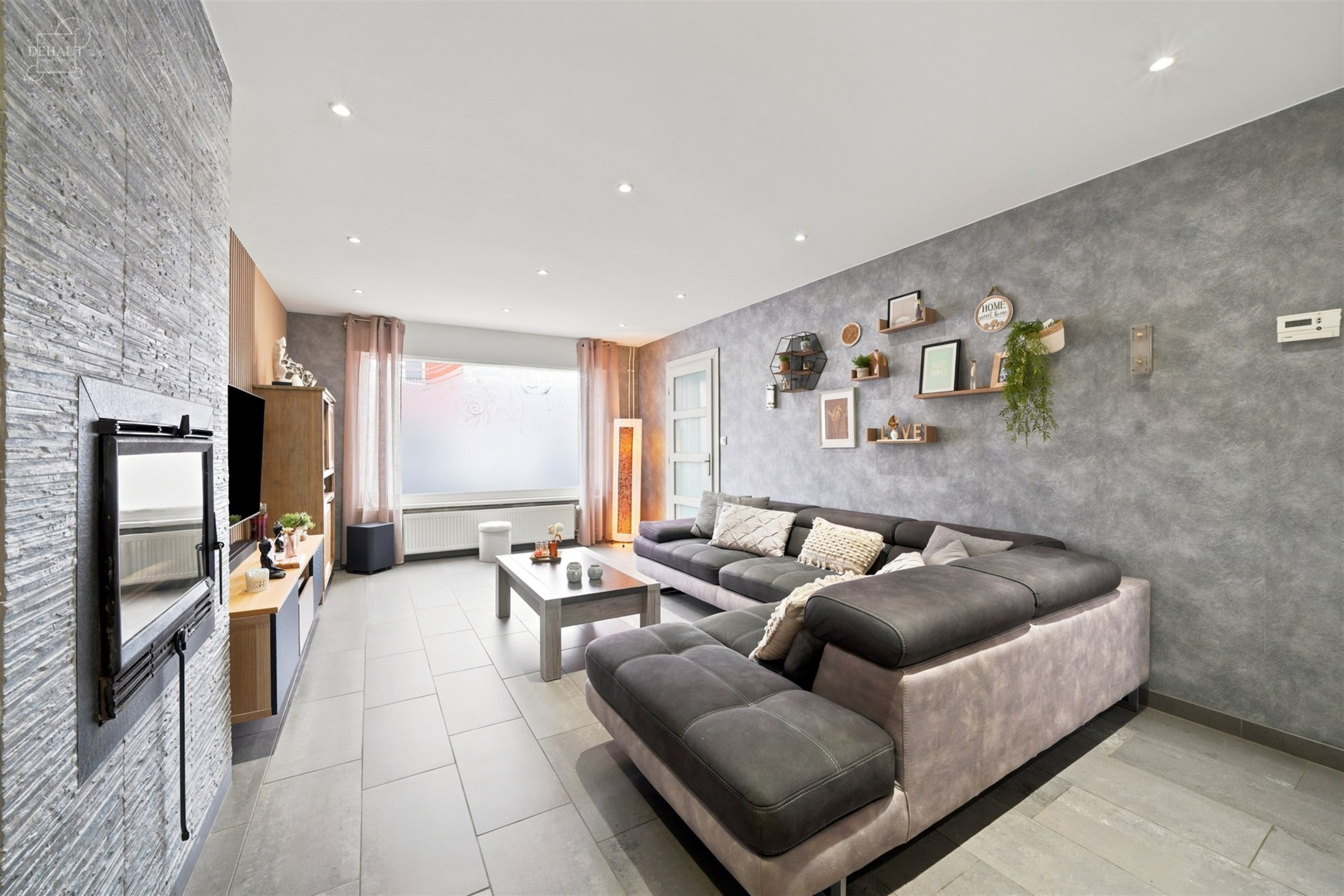 Jolie maison 3 façades située à proximité de toutes commodités.
Dispose d'un hall d'entrée, un séjour ouvert sur une cuisine équipée, un cel...