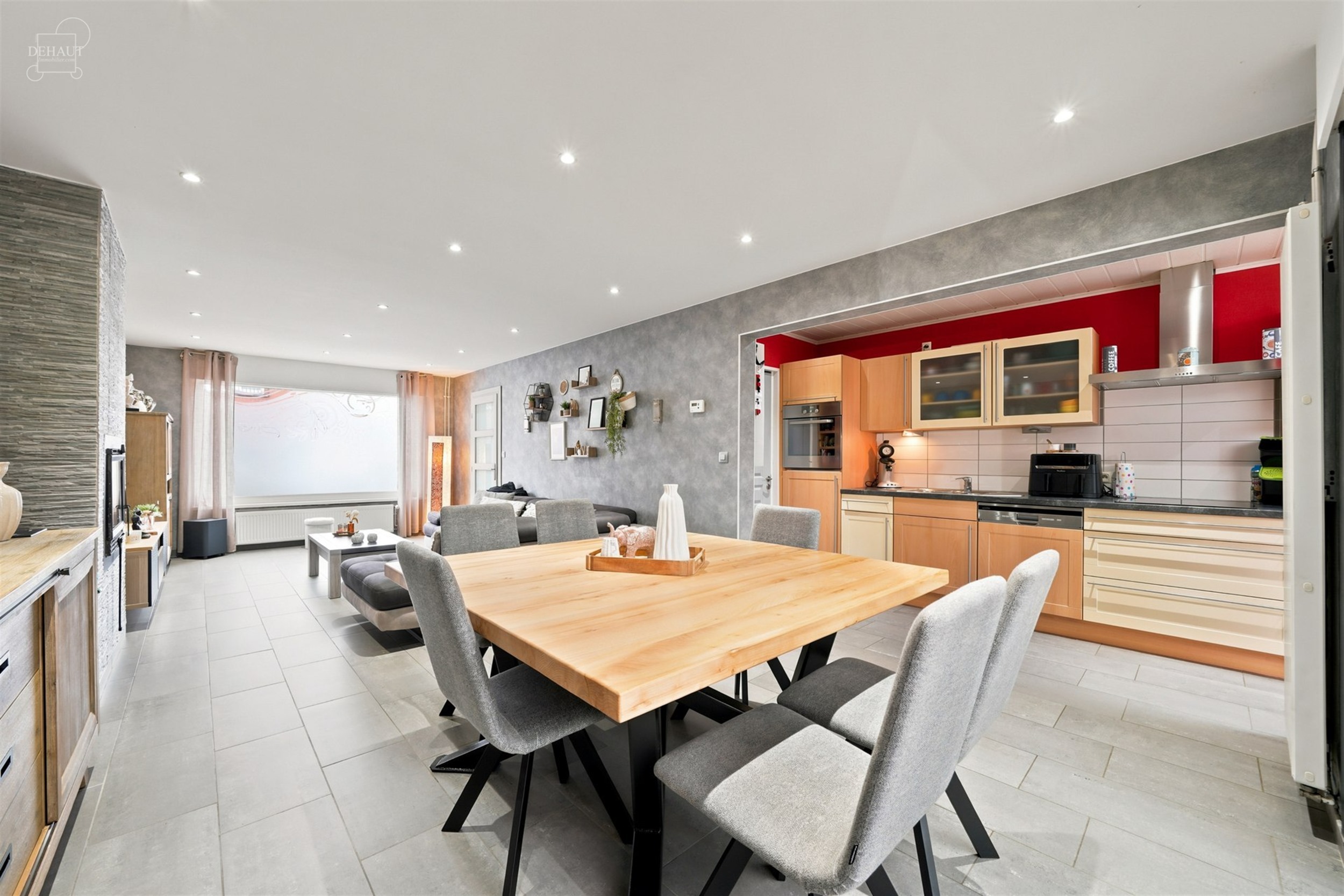 Jolie maison 3 façades située à proximité de toutes commodités.
Dispose d'un hall d'entrée, un séjour ouvert sur une cuisine équipée, un cel...