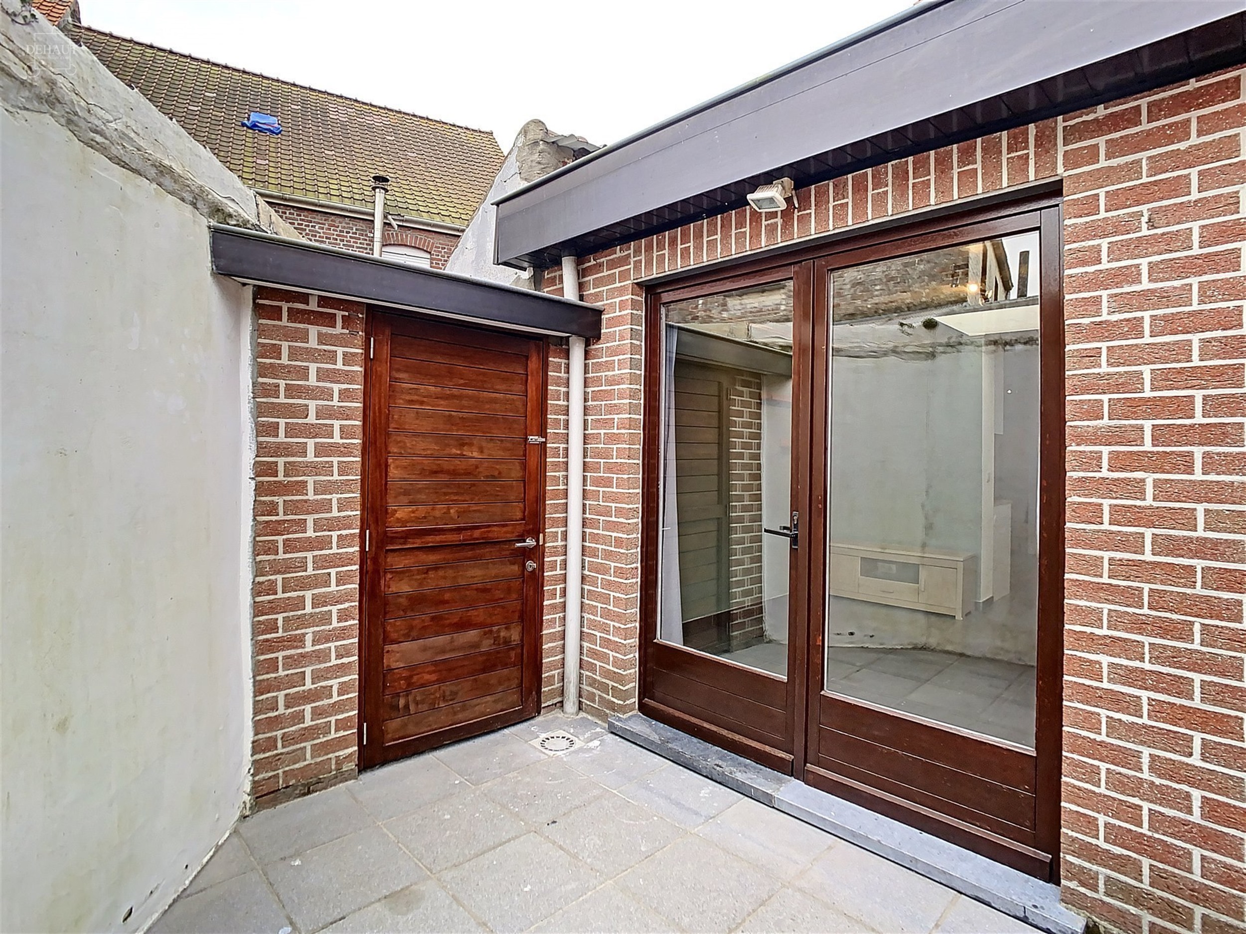 Mooie 3-gevel woning met zij-ingang bestaande uit een inkomhal, een woonkamer, een ingerichte keuken, een badkamer, een apart toilet, 2 slaapkamers, e...