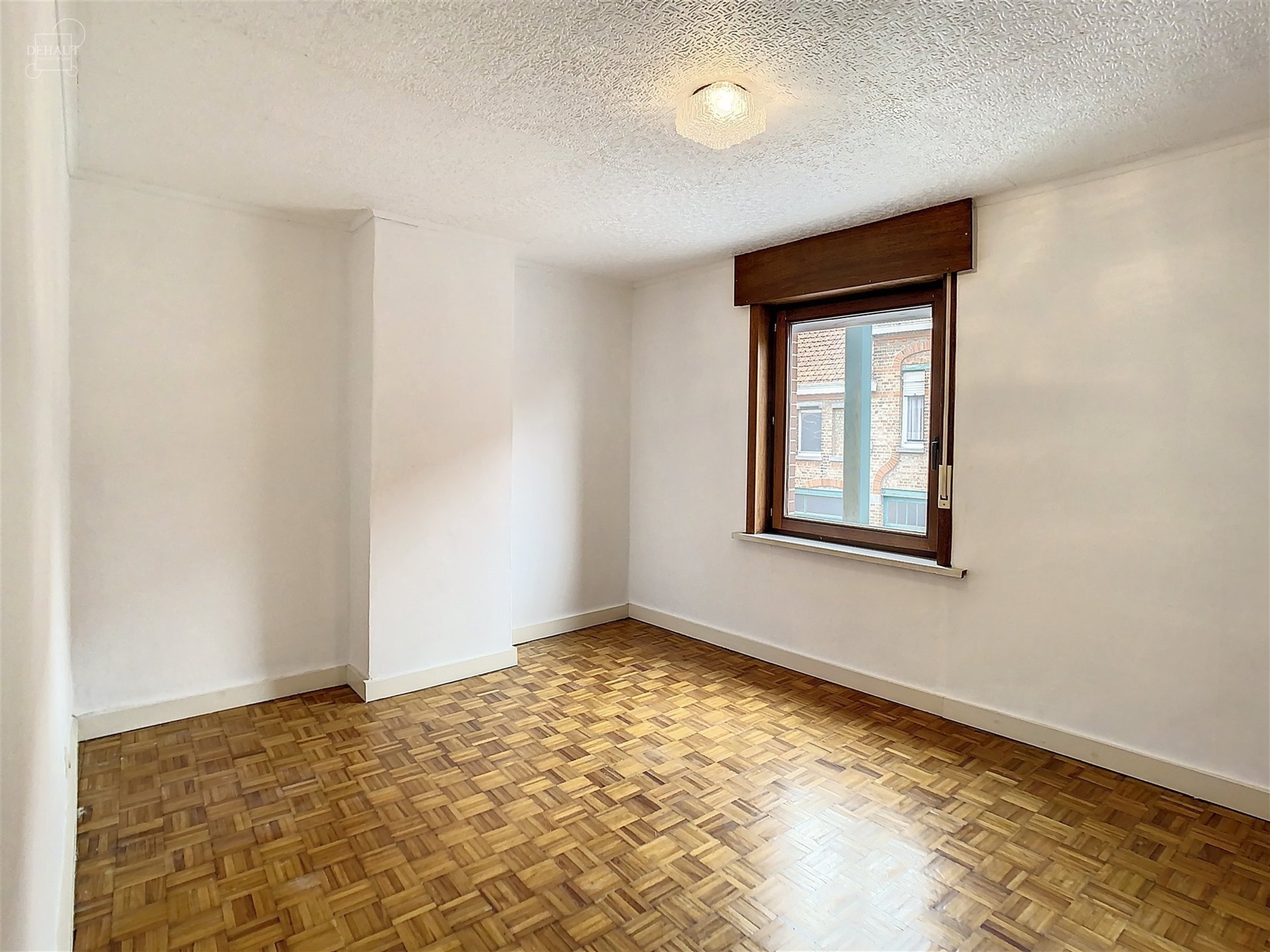 Mooie 3-gevel woning met zij-ingang bestaande uit een inkomhal, een woonkamer, een ingerichte keuken, een badkamer, een apart toilet, 2 slaapkamers, e...