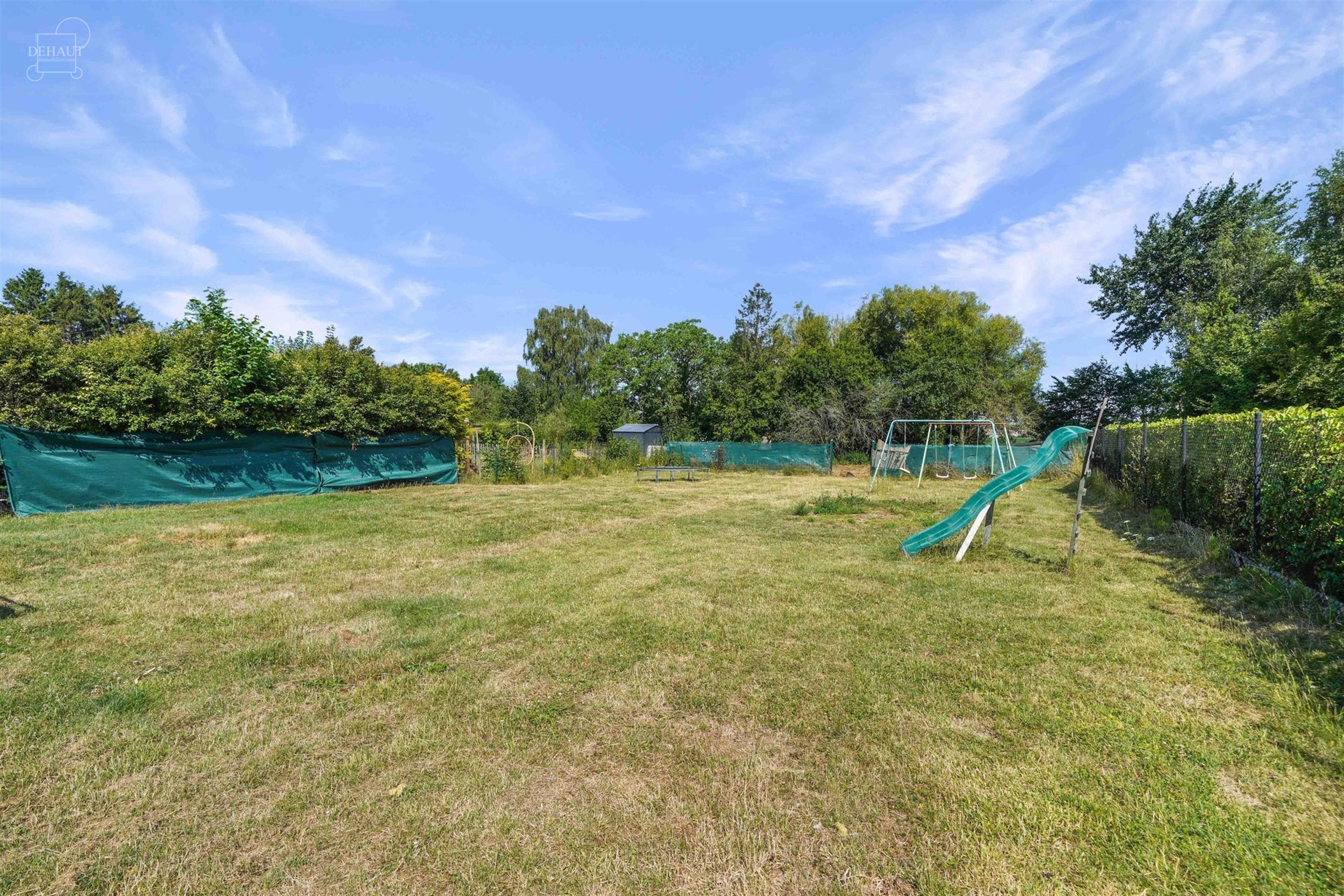 Mooi, grotendeels gelijkvloers huis met drie gevels, garage en zijtoegang, gelegen op een perceel van ongeveer 1.415 m², waarvan een deel nog bebouwb...