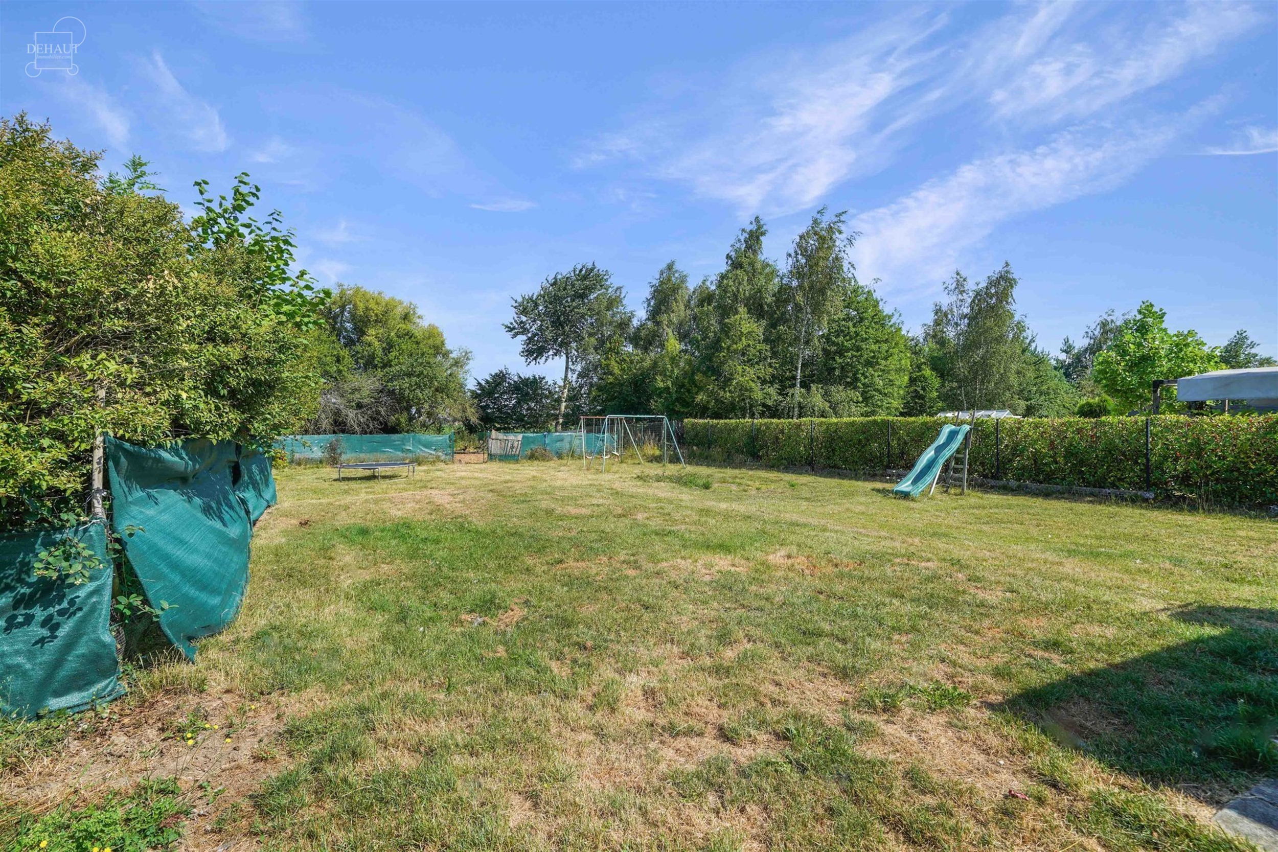 Mooi, grotendeels gelijkvloers huis met drie gevels, garage en zijtoegang, gelegen op een perceel van ongeveer 1.415 m², waarvan een deel nog bebouwb...