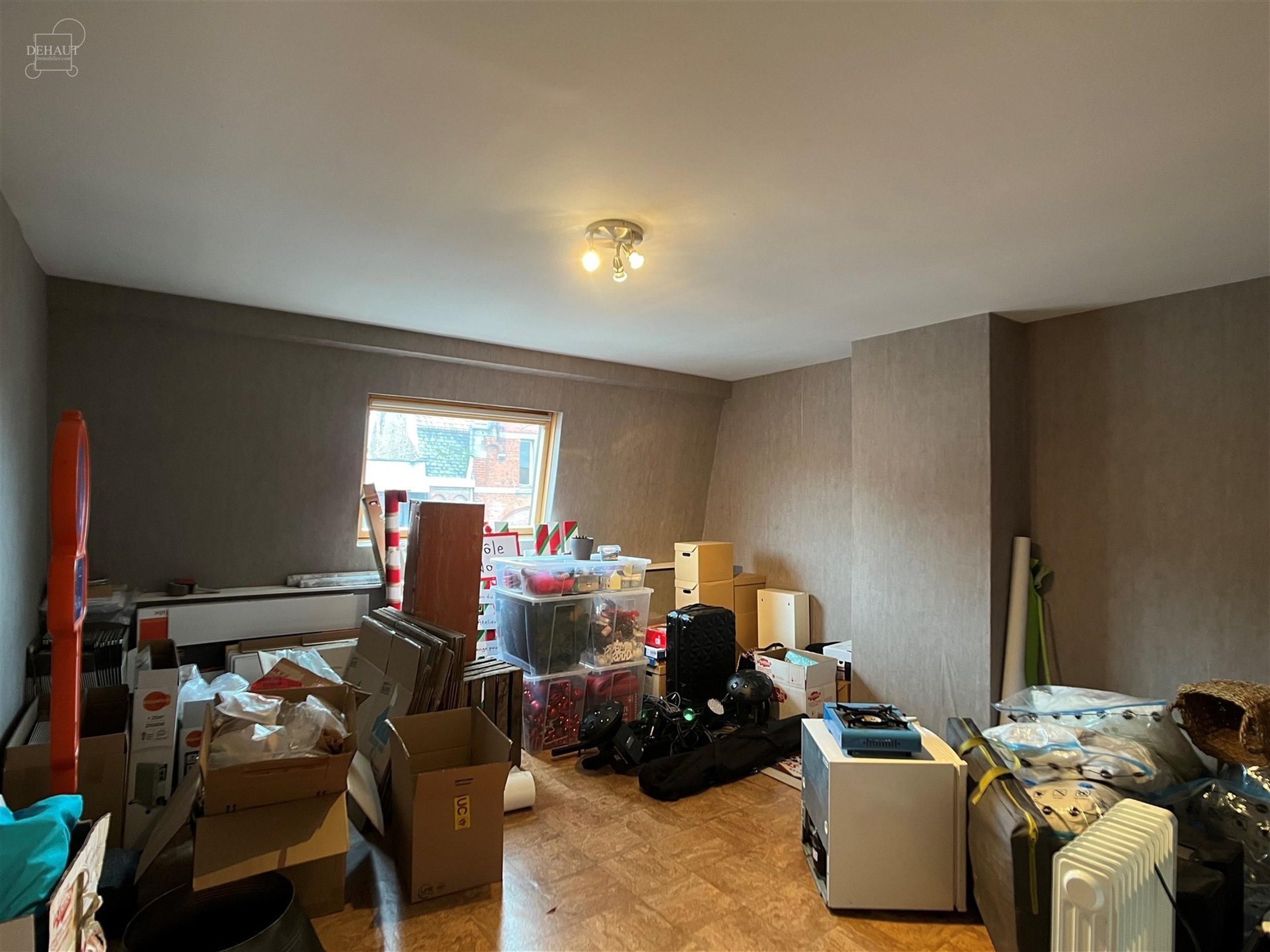 Très belle maison de ville avec jardin comprenant au rez-de-chaussée : un hall d'entrée, un séjour ouvert sur cuisine équipée, une salle de bain...
