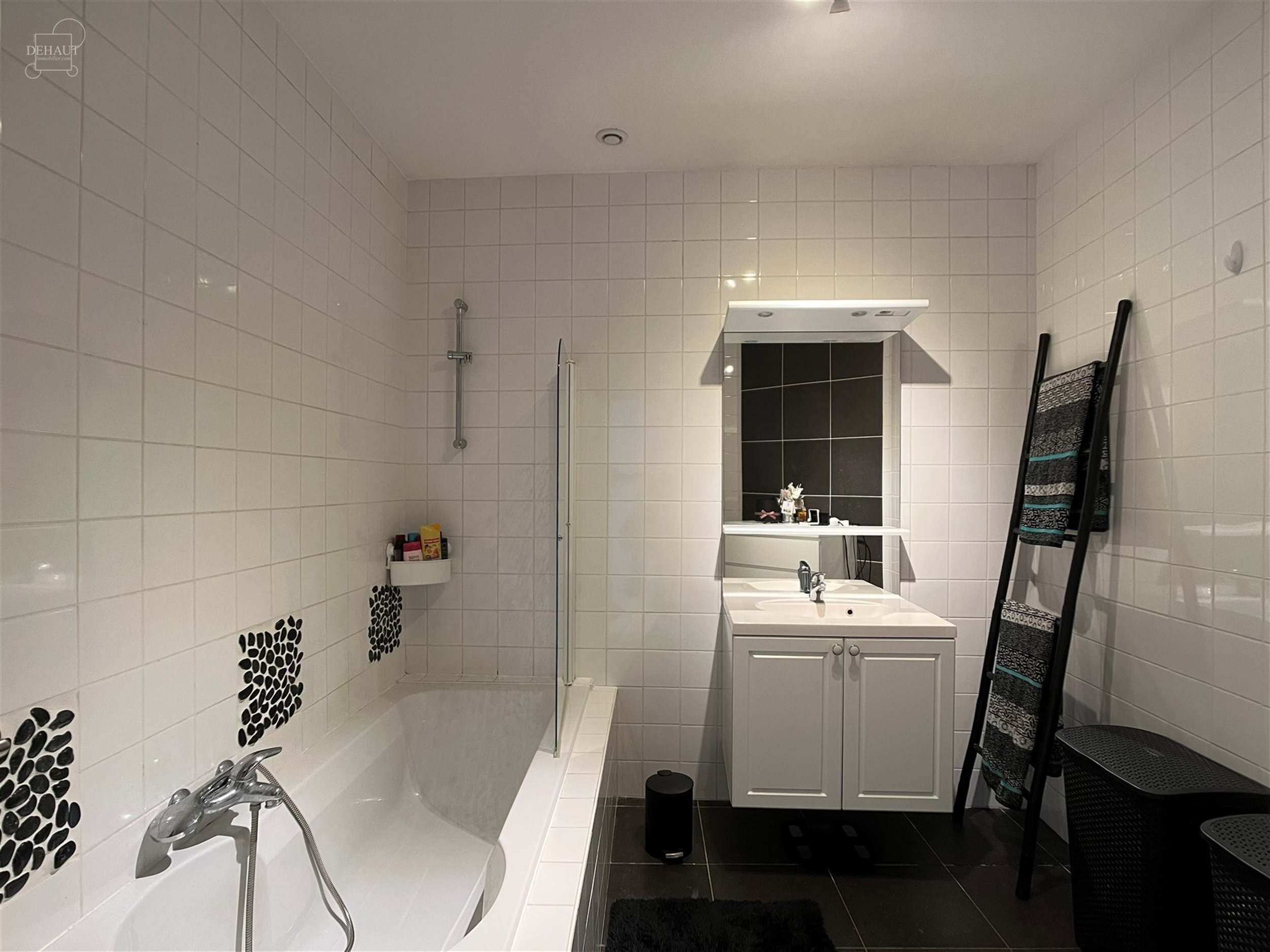 Très belle maison de ville avec jardin comprenant au rez-de-chaussée : un hall d'entrée, un séjour ouvert sur cuisine équipée, une salle de bain...