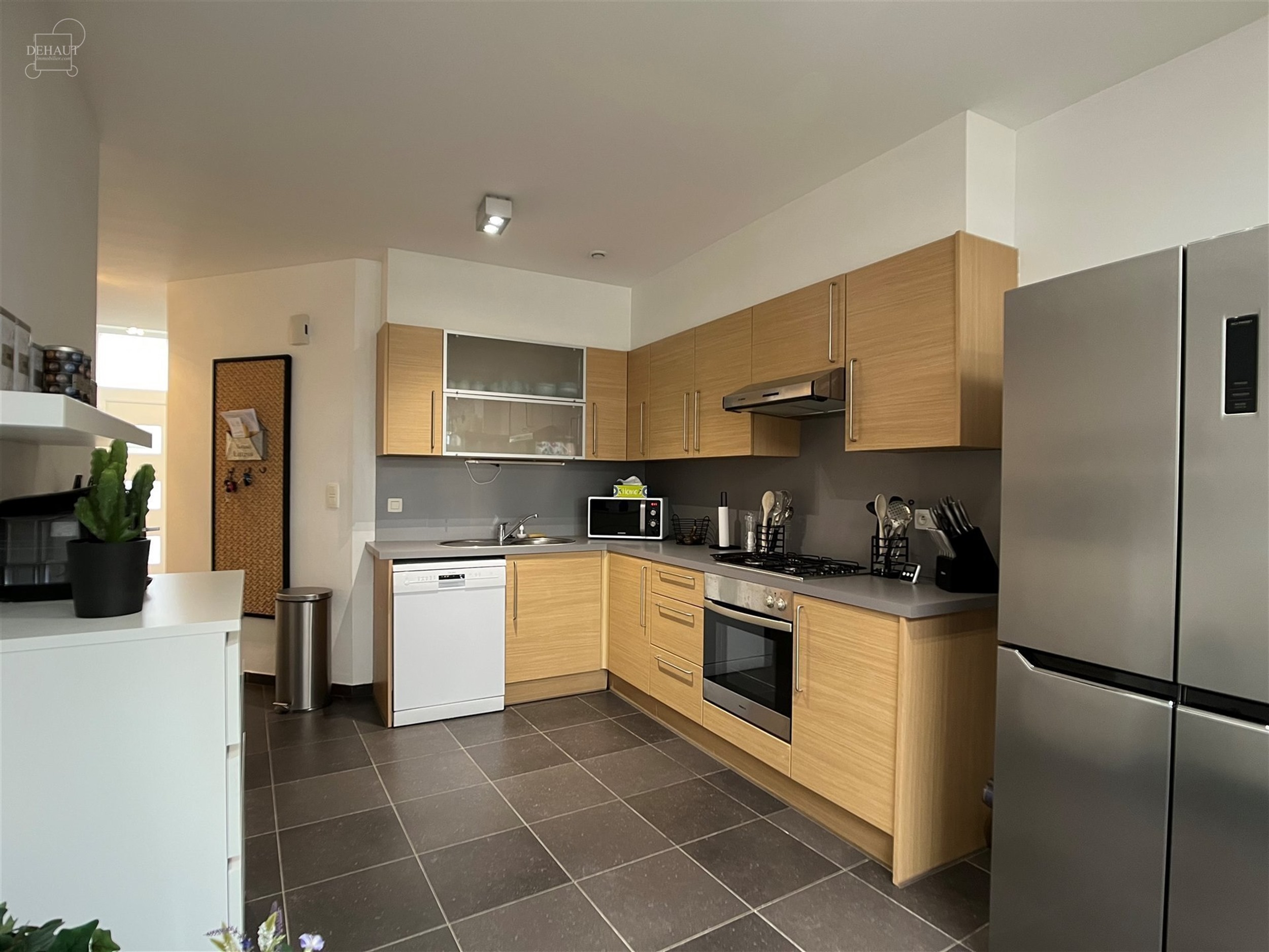 Très belle maison de ville avec jardin comprenant au rez-de-chaussée : un hall d'entrée, un séjour ouvert sur cuisine équipée, une salle de bain...