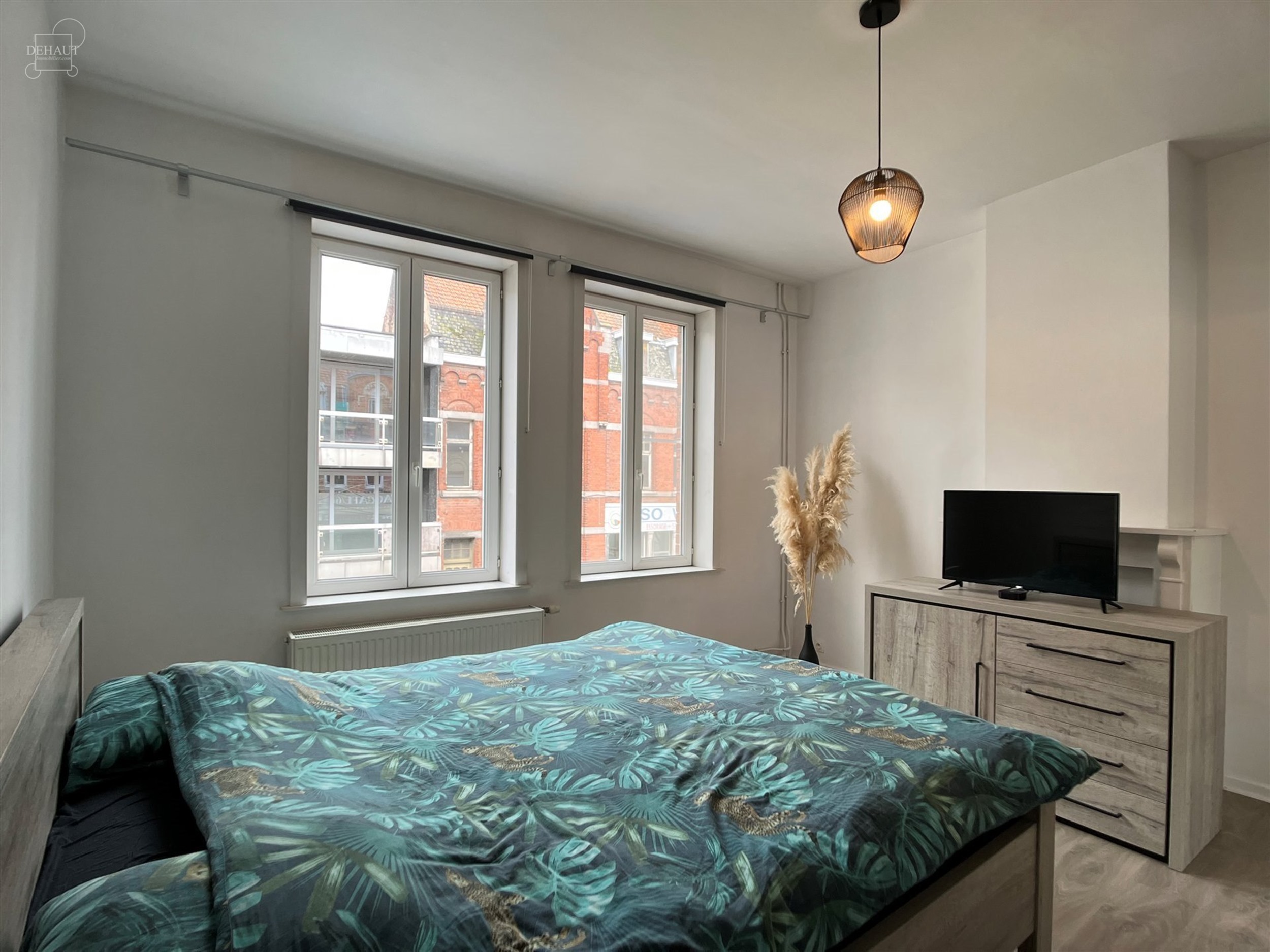 Très belle maison de ville avec jardin comprenant au rez-de-chaussée : un hall d'entrée, un séjour ouvert sur cuisine équipée, une salle de bain...