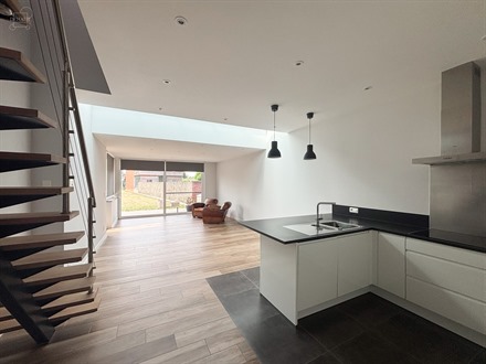 Très jolie maison de ville rénovée disposant d'un hall d'entrée, un espace de vie ouvert sur cuisine équipée, une salle de bain, une buanderie, ...