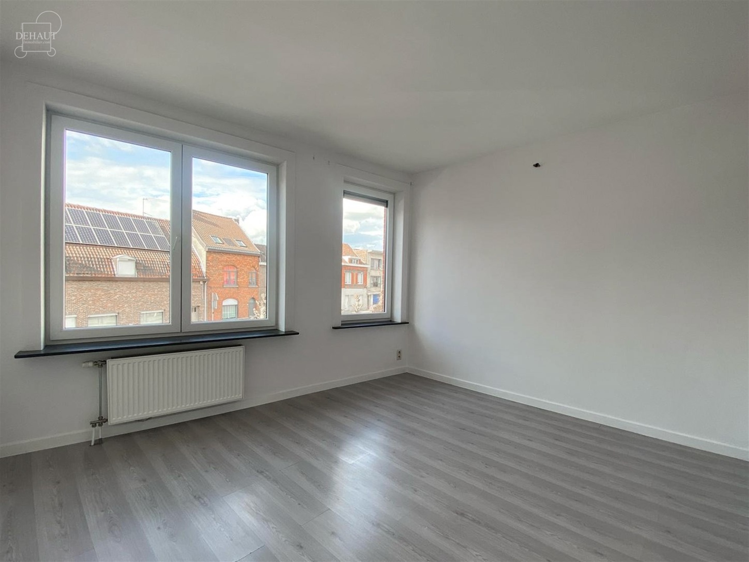 Jolie maison de ville comprenant un hall d'entrée, un séjour, une cuisine équipée, un WC indépendant, une salle de bain, 2 chambres et un jardin ...