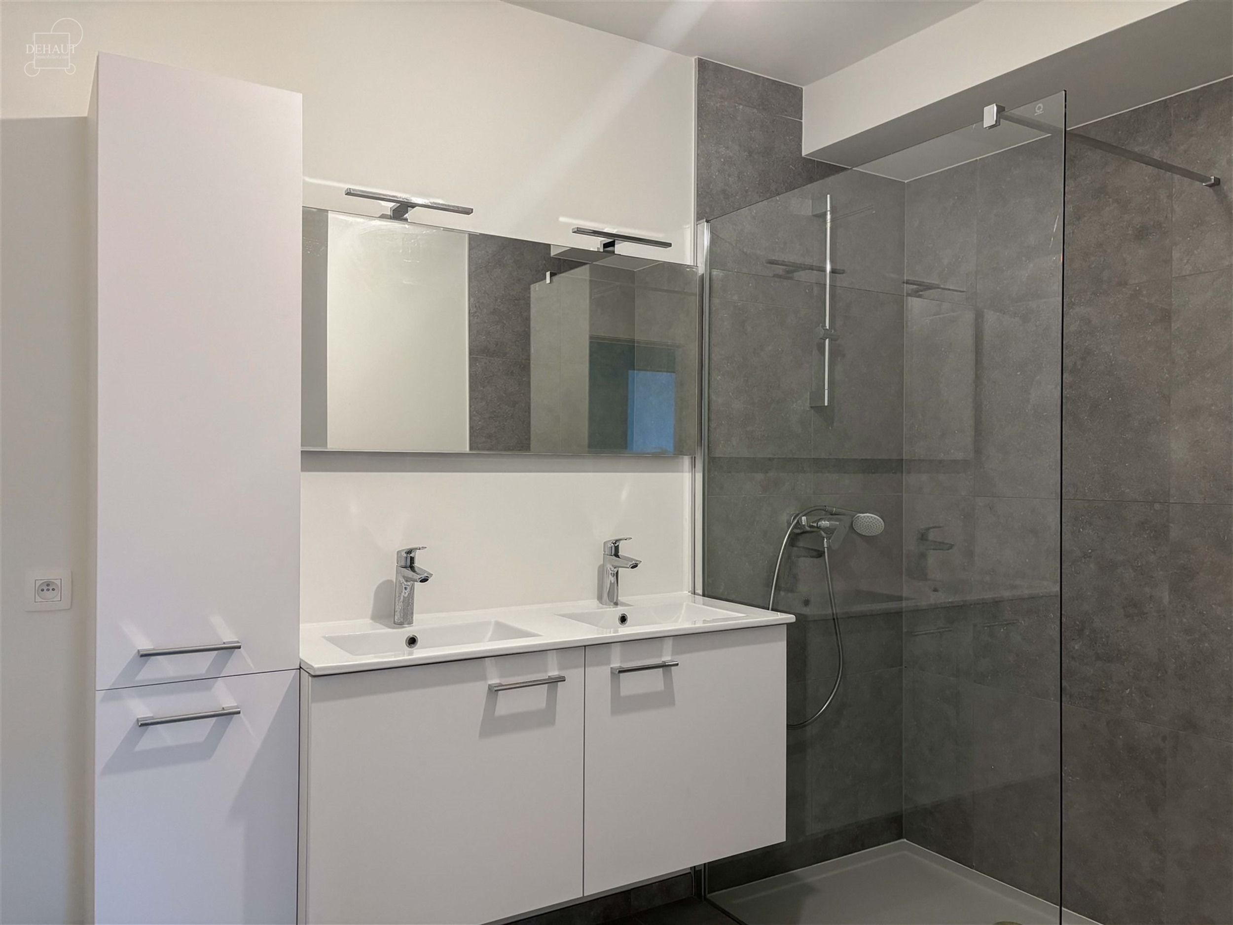 Magnifique appartement au premier étage d'un immeuble construit en 2023 et situé en centre-ville. Comprend un spacieux espace de vie ouvert sur une ...