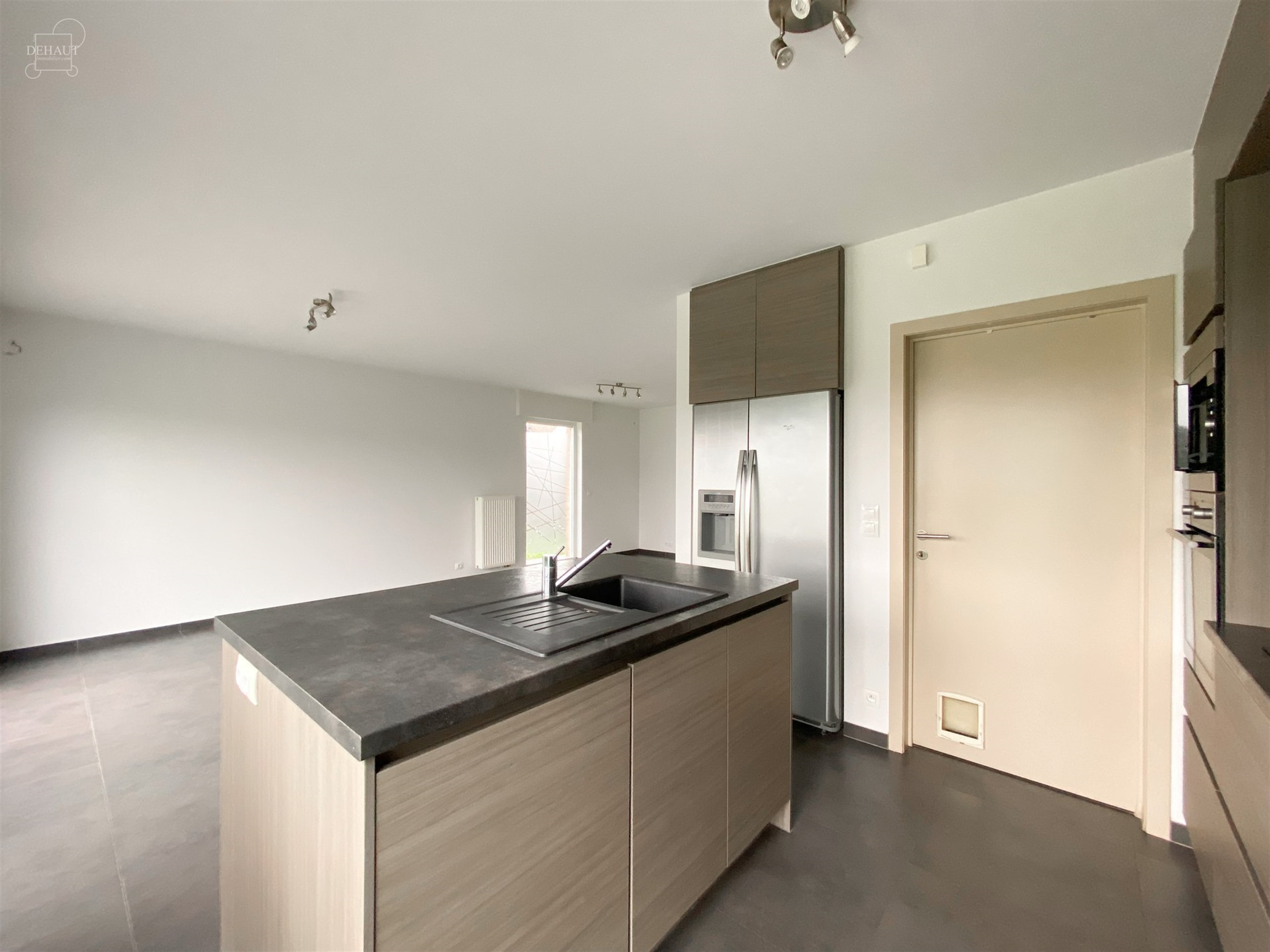 Superbe maison semi-individuelle avec garage, accès latéral et parking privé idéalement située en campagne. Comprend un hall d'entrée, un séjou...