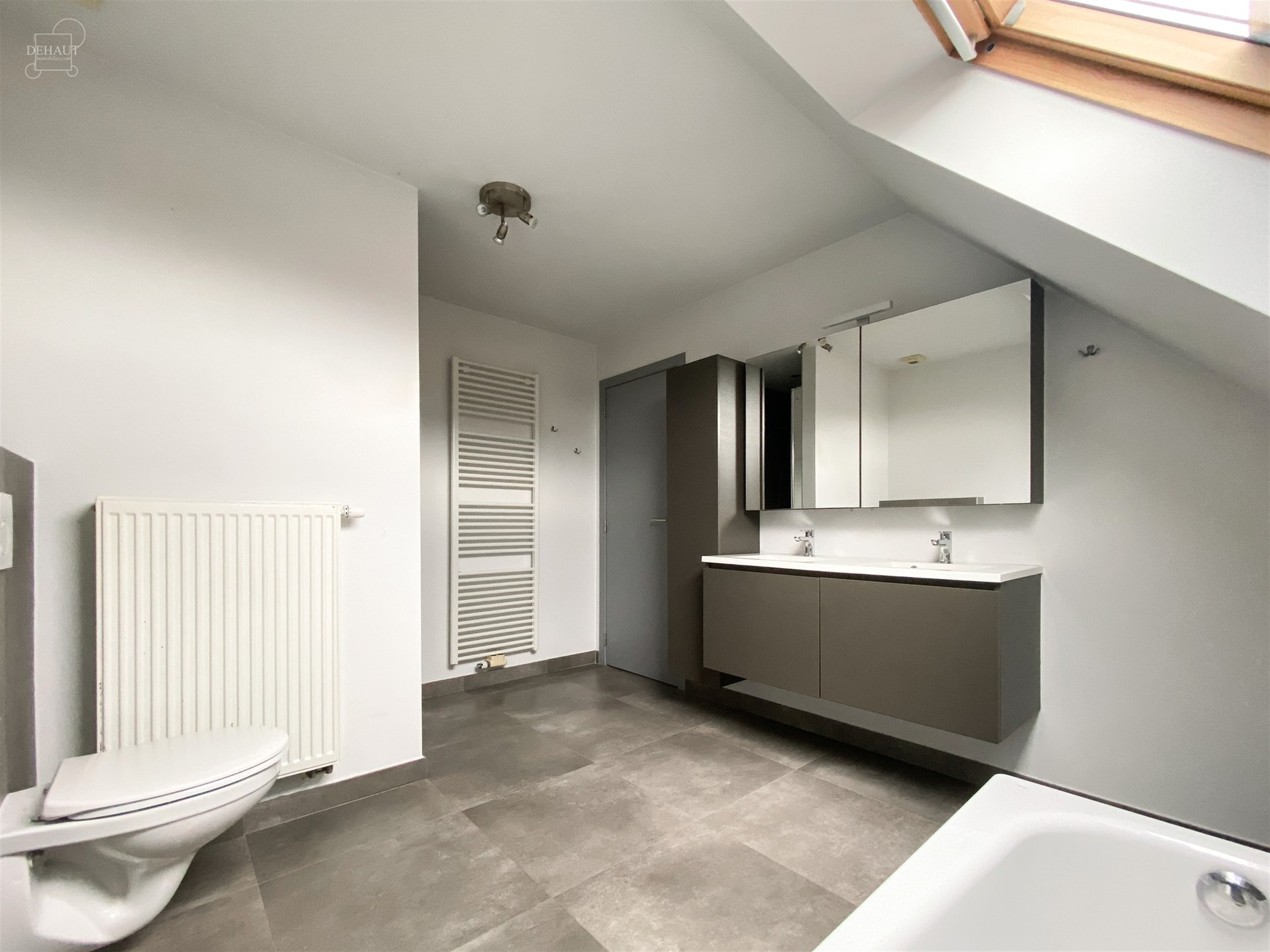 Superbe maison semi-individuelle avec garage, accès latéral et parking privé idéalement située en campagne. Comprend un hall d'entrée, un séjou...