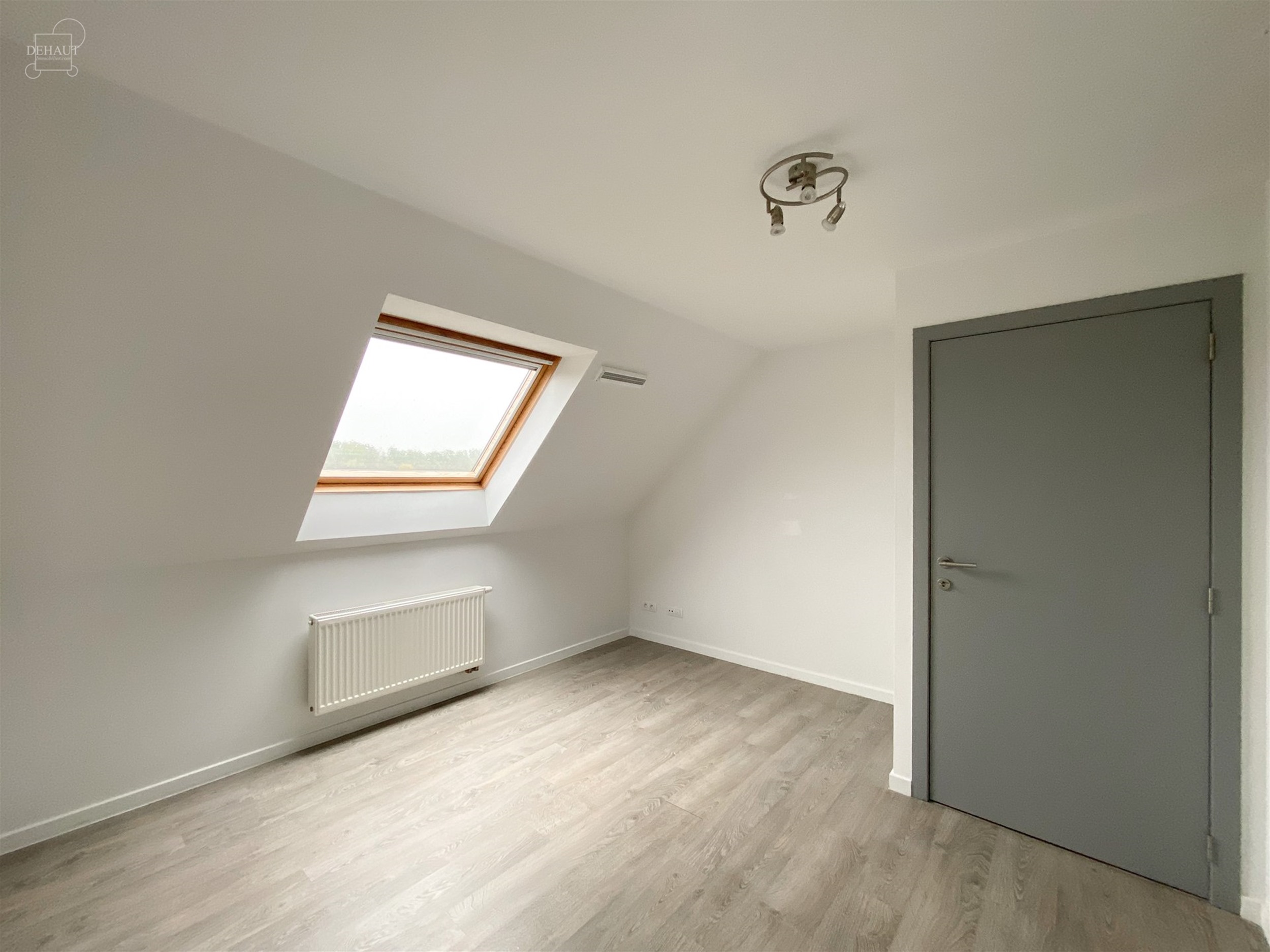 Superbe maison semi-individuelle avec garage, accès latéral et parking privé idéalement située en campagne. Comprend un hall d'entrée, un séjou...