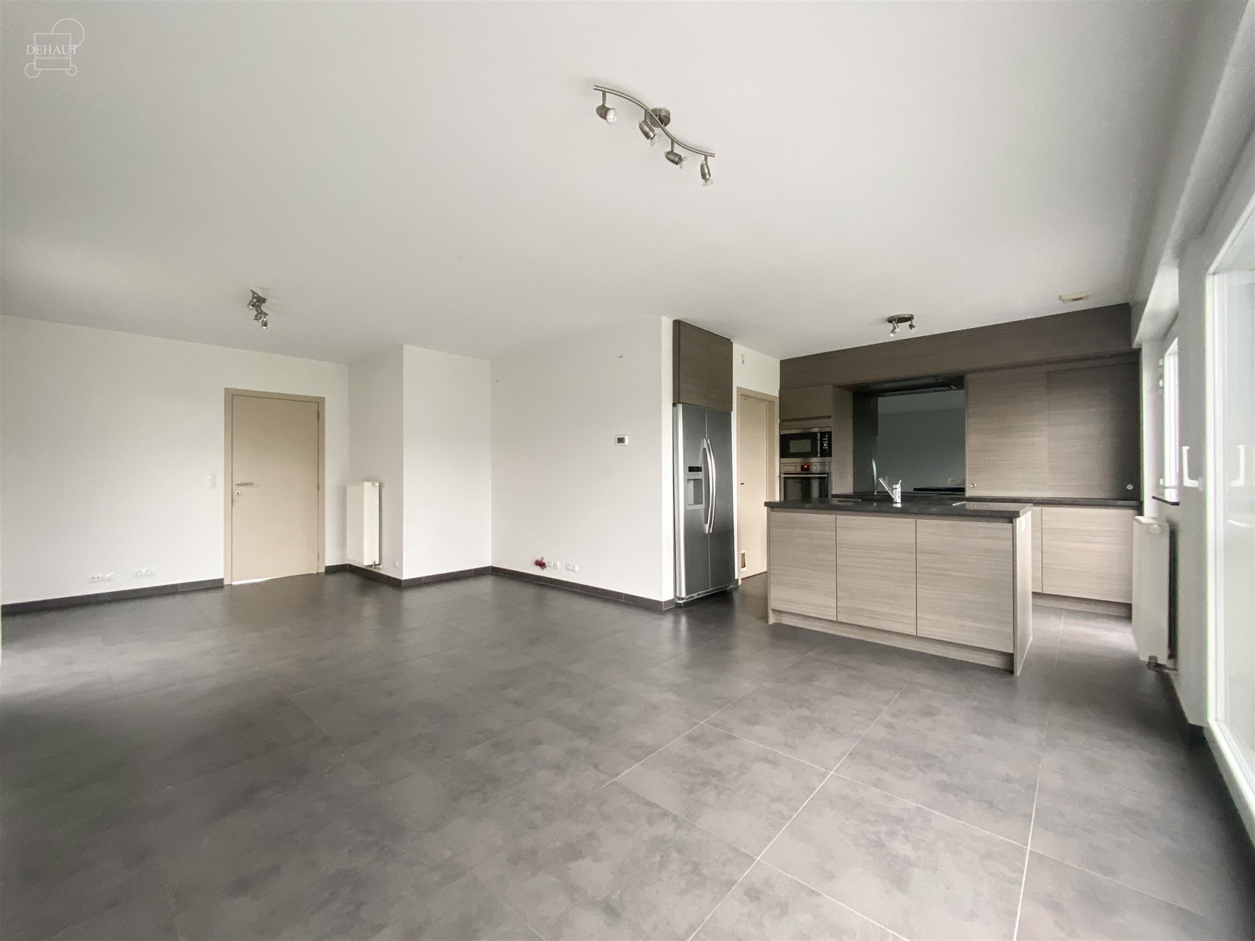 Superbe maison semi-individuelle avec garage, accès latéral et parking privé idéalement située en campagne. Comprend un hall d'entrée, un séjou...