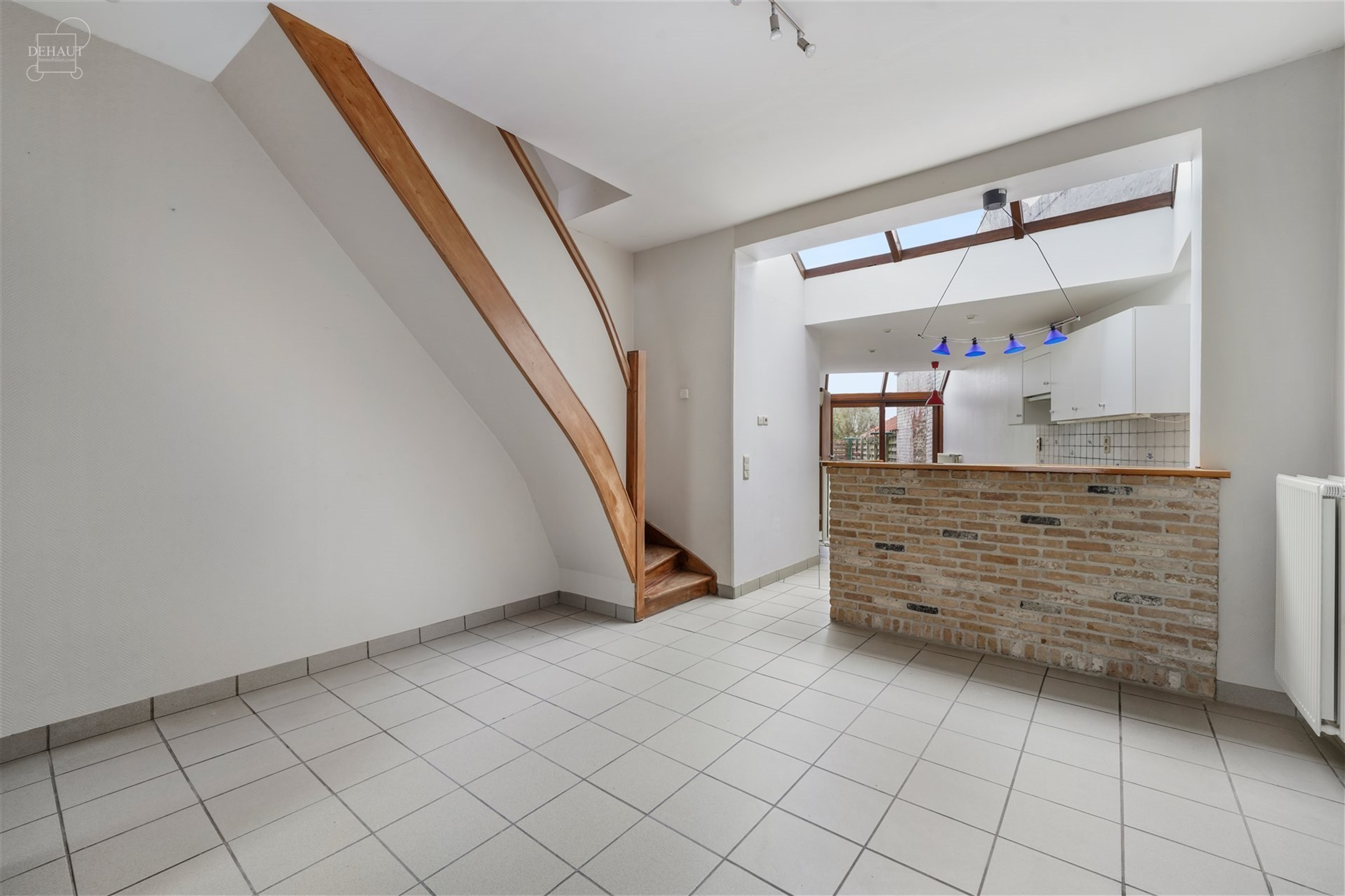 Jolie et agréable maison de ville rénovée proposant de beaux volumes. Comprend un hall d'entrée desservant salon, salle à manger, cuisine semi-é...