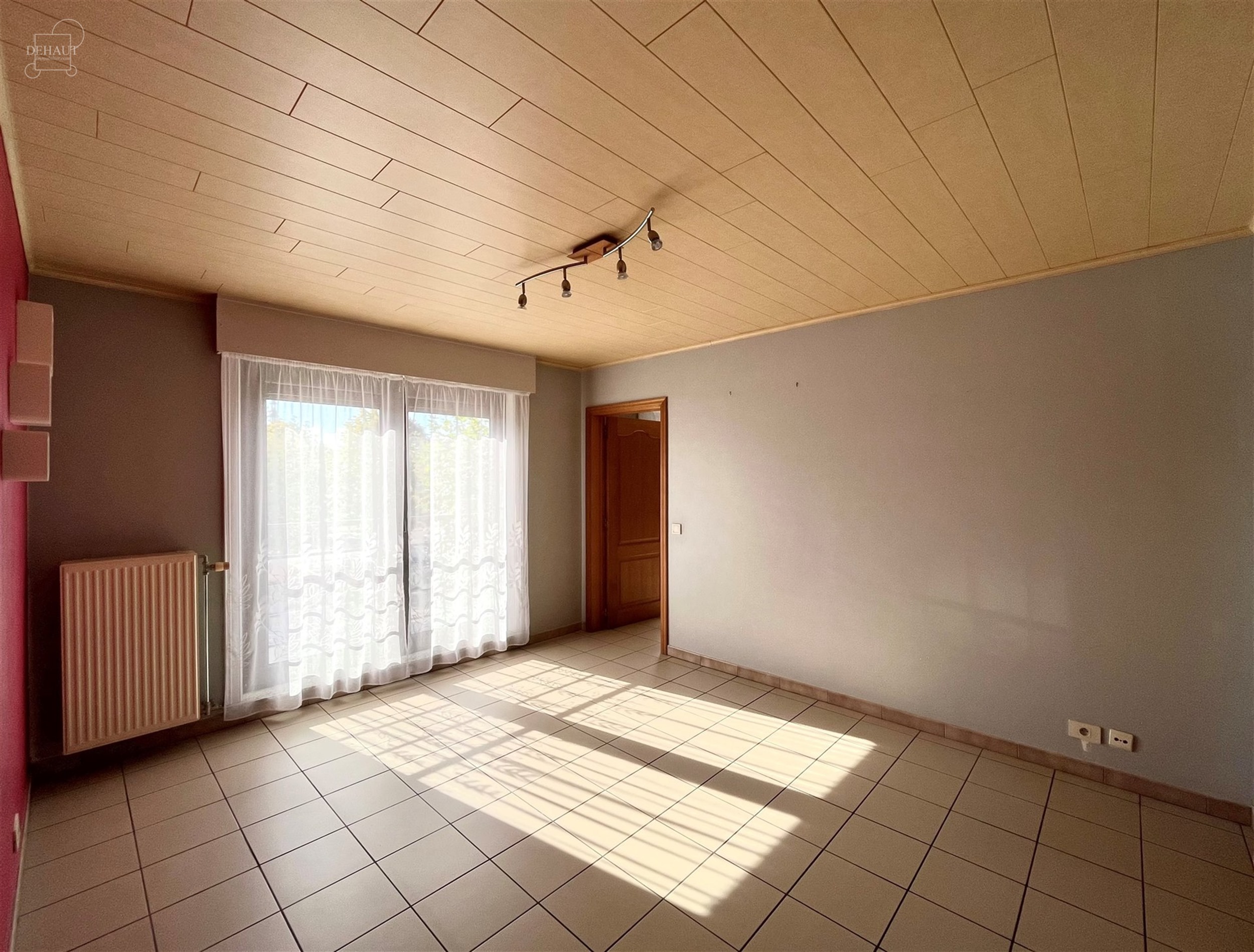 Appartement duplex au premier étage d'un immeuble situé à deux pas du centre-ville et de ses commerces, hors zone bleue. 
Se compose d'un hall d'e...