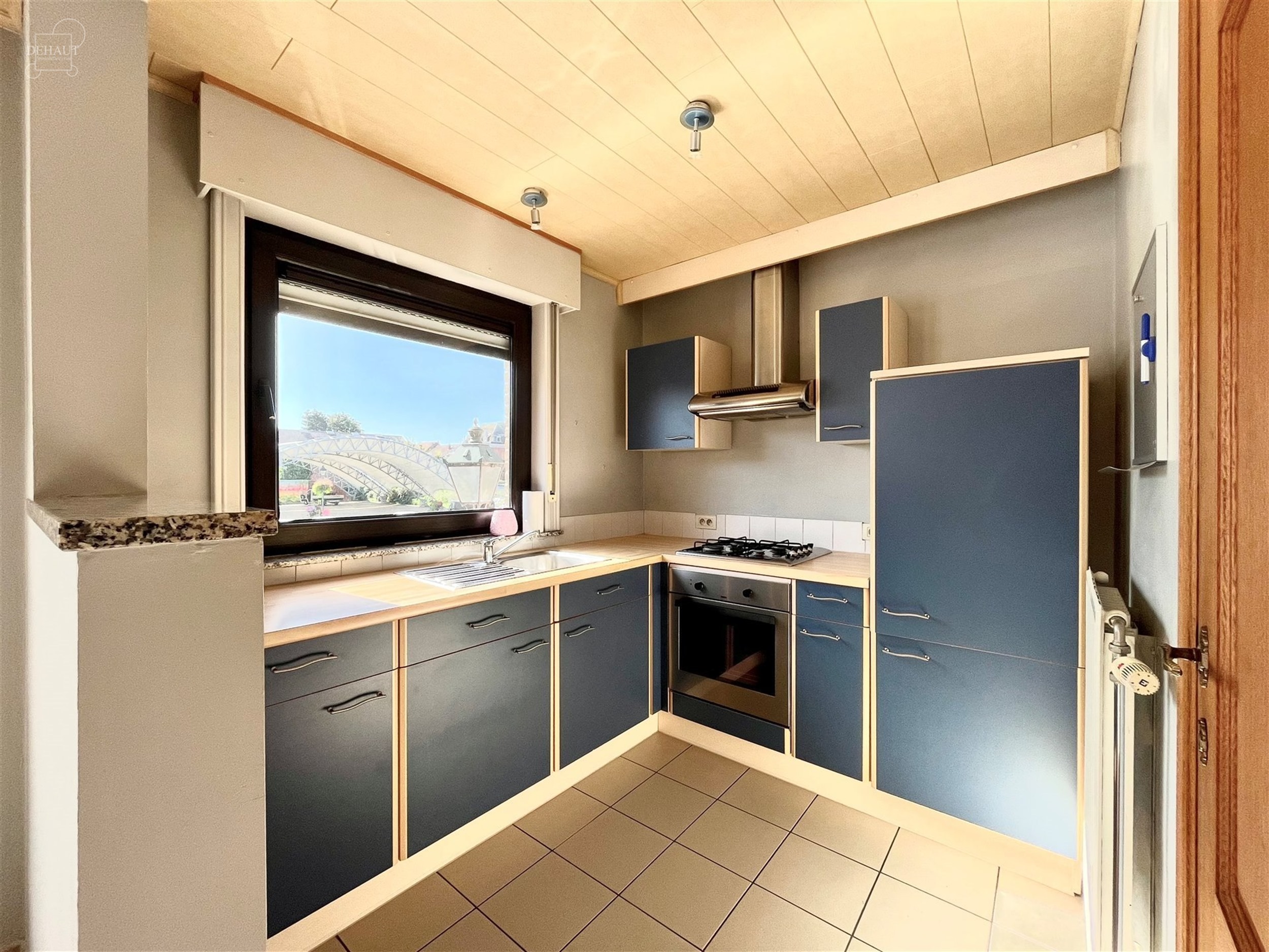 Appartement duplex au premier étage d'un immeuble situé à deux pas du centre-ville et de ses commerces, hors zone bleue. 
Se compose d'un hall d'e...
