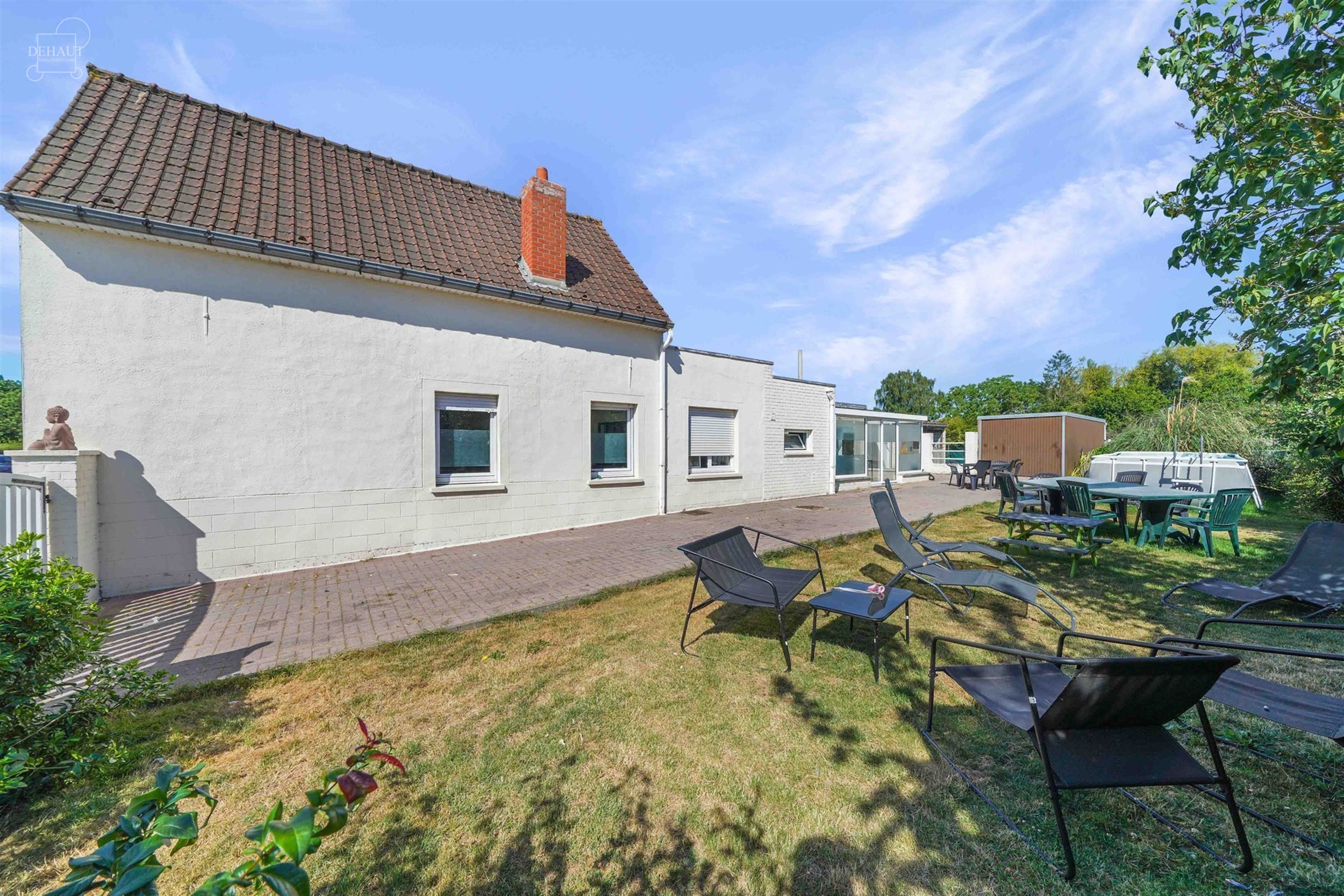 Mooi, grotendeels gelijkvloers huis met drie gevels, garage en zijtoegang, gelegen op een perceel van ongeveer 1.415 m², waarvan een deel nog bebouwb...