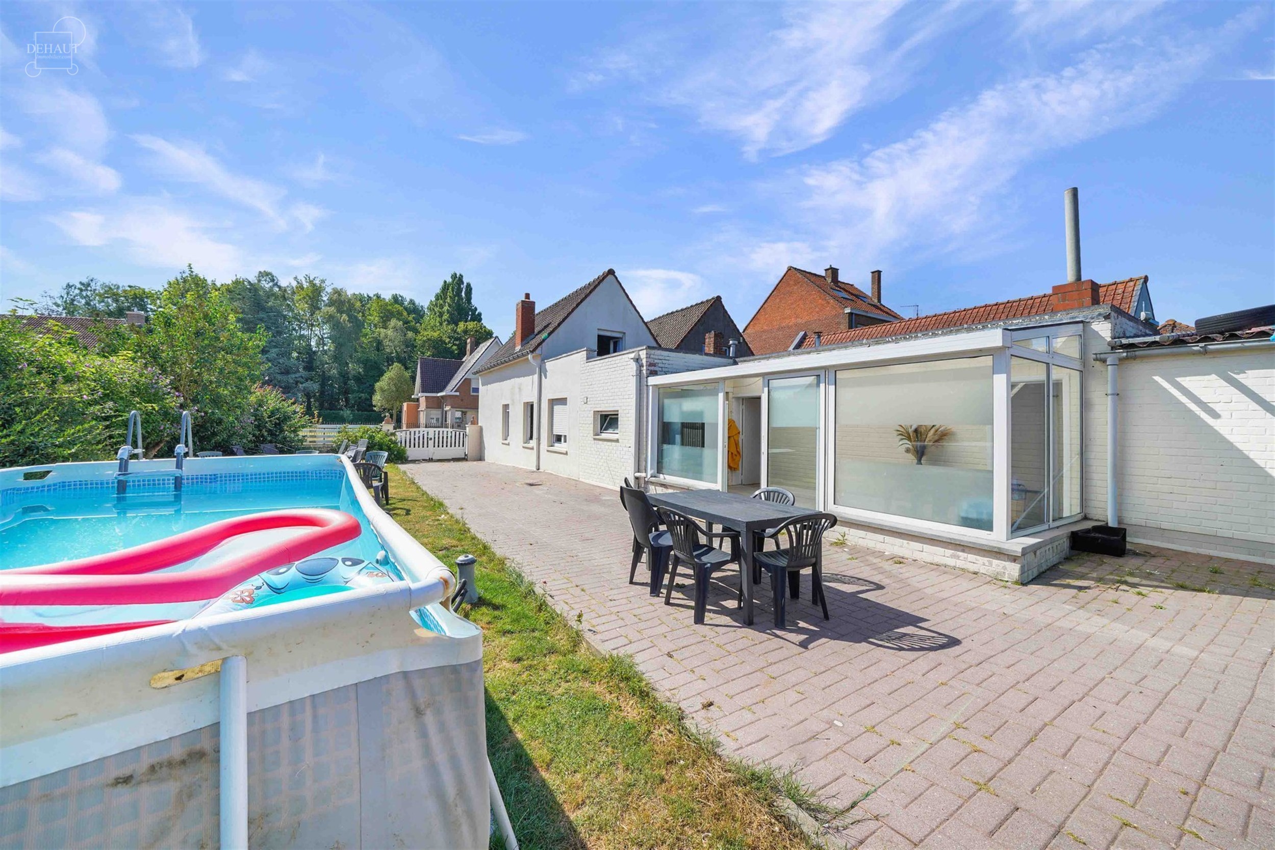 Mooi, grotendeels gelijkvloers huis met drie gevels, garage en zijtoegang, gelegen op een perceel van ongeveer 1.415 m², waarvan een deel nog bebouwb...