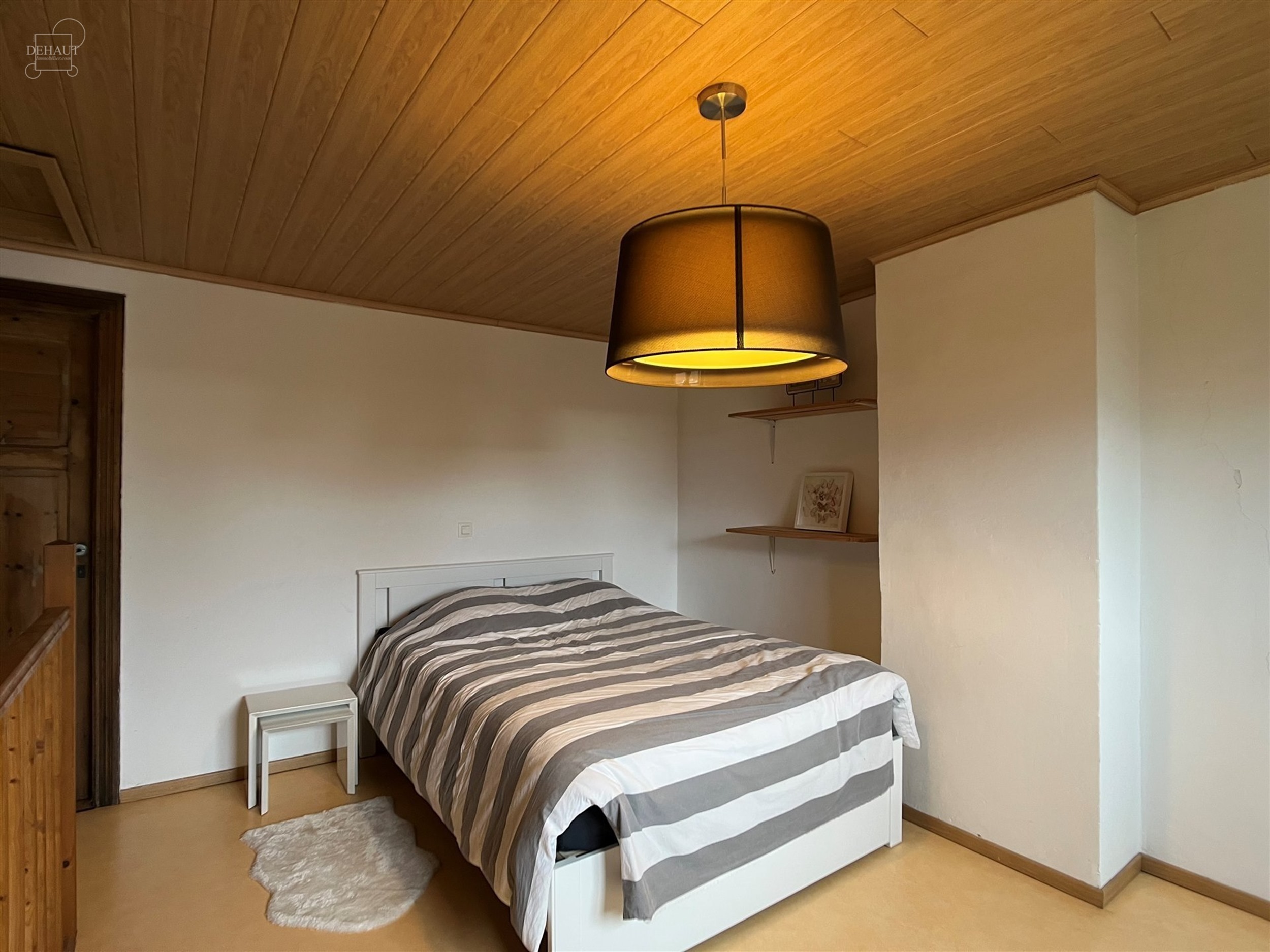 Très belle maison de ville avec jardin comprenant au rez-de-chaussée : un hall d'entrée, un séjour ouvert sur cuisine équipée, une salle de bain...