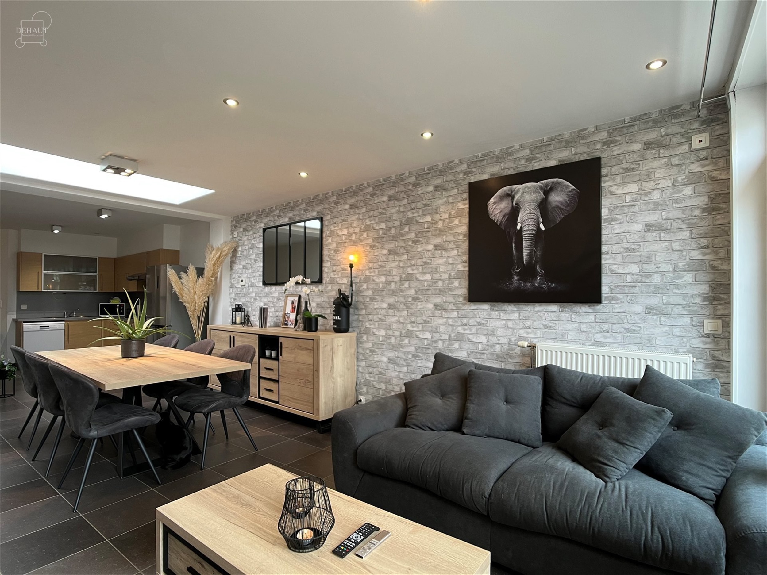 Très belle maison de ville avec jardin comprenant au rez-de-chaussée : un hall d'entrée, un séjour ouvert sur cuisine équipée, une salle de bain...