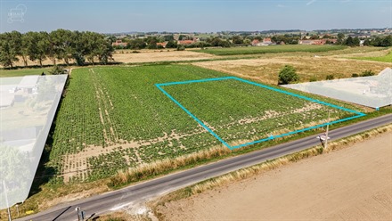 Bouwgrond van ongeveer 2.000 m² gelegen in HOUTHEM. 
Met een breedte van ca. 40 m en een diepte van ca. 50 m biedt dit perceel mooie mogelijkheden vo...