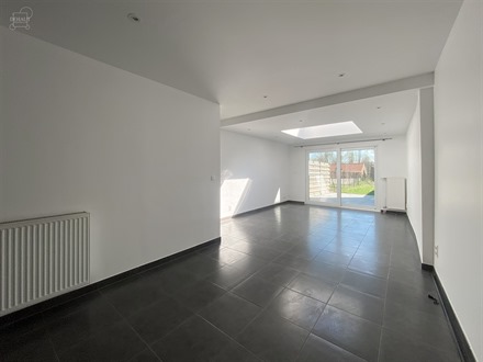 Jolie maison de ville comprenant un hall d'entrée, un séjour, une cuisine équipée, un WC indépendant, une salle de bain, 2 chambres et un jardin ...
