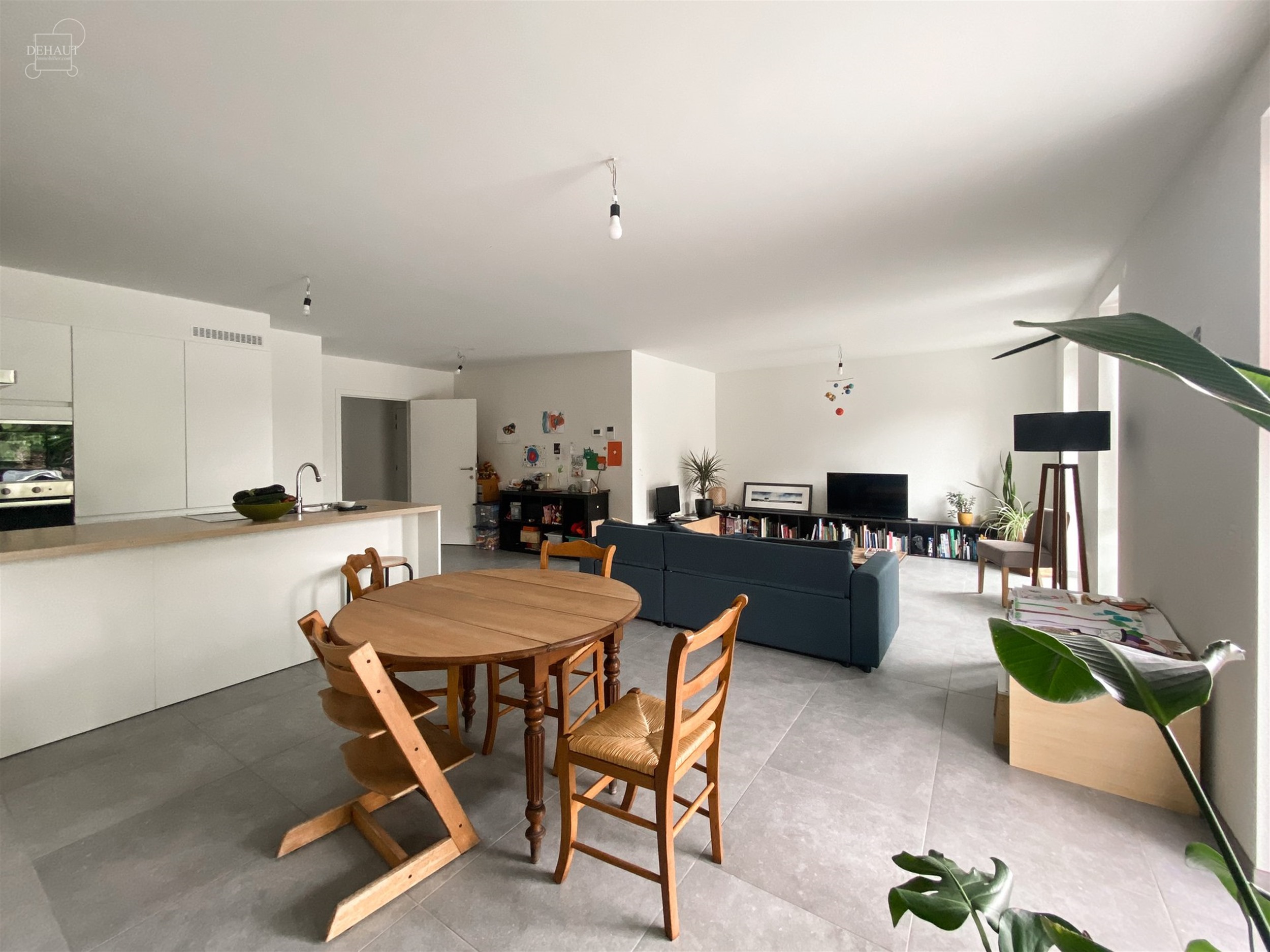 Magnifique appartement au premier étage d'un immeuble construit en 2023 et situé en centre-ville. Comprend un spacieux espace de vie ouvert sur une ...