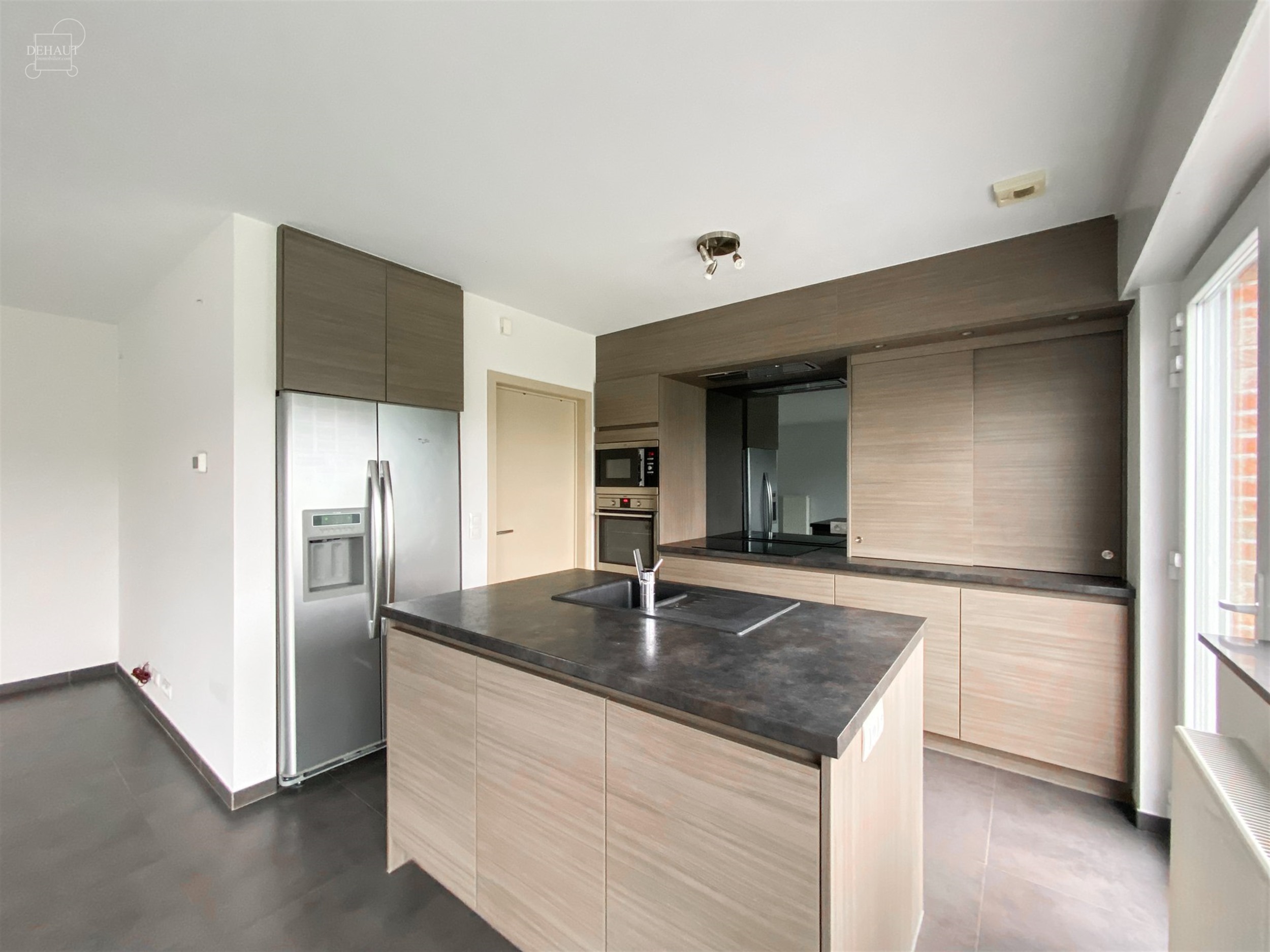 Superbe maison semi-individuelle avec garage, accès latéral et parking privé idéalement située en campagne. Comprend un hall d'entrée, un séjou...