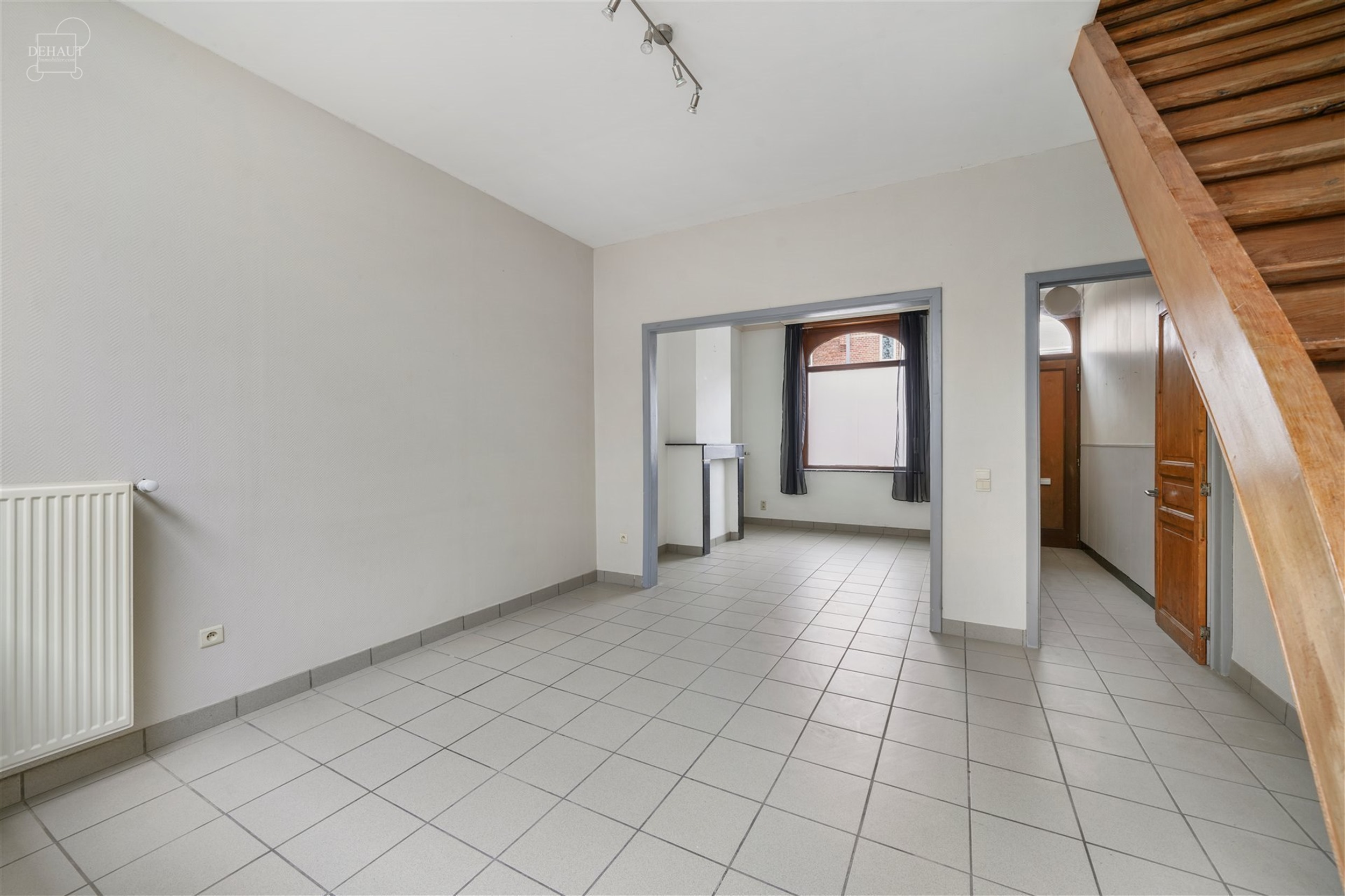 Jolie et agréable maison de ville rénovée proposant de beaux volumes. Comprend un hall d'entrée desservant salon, salle à manger, cuisine semi-é...