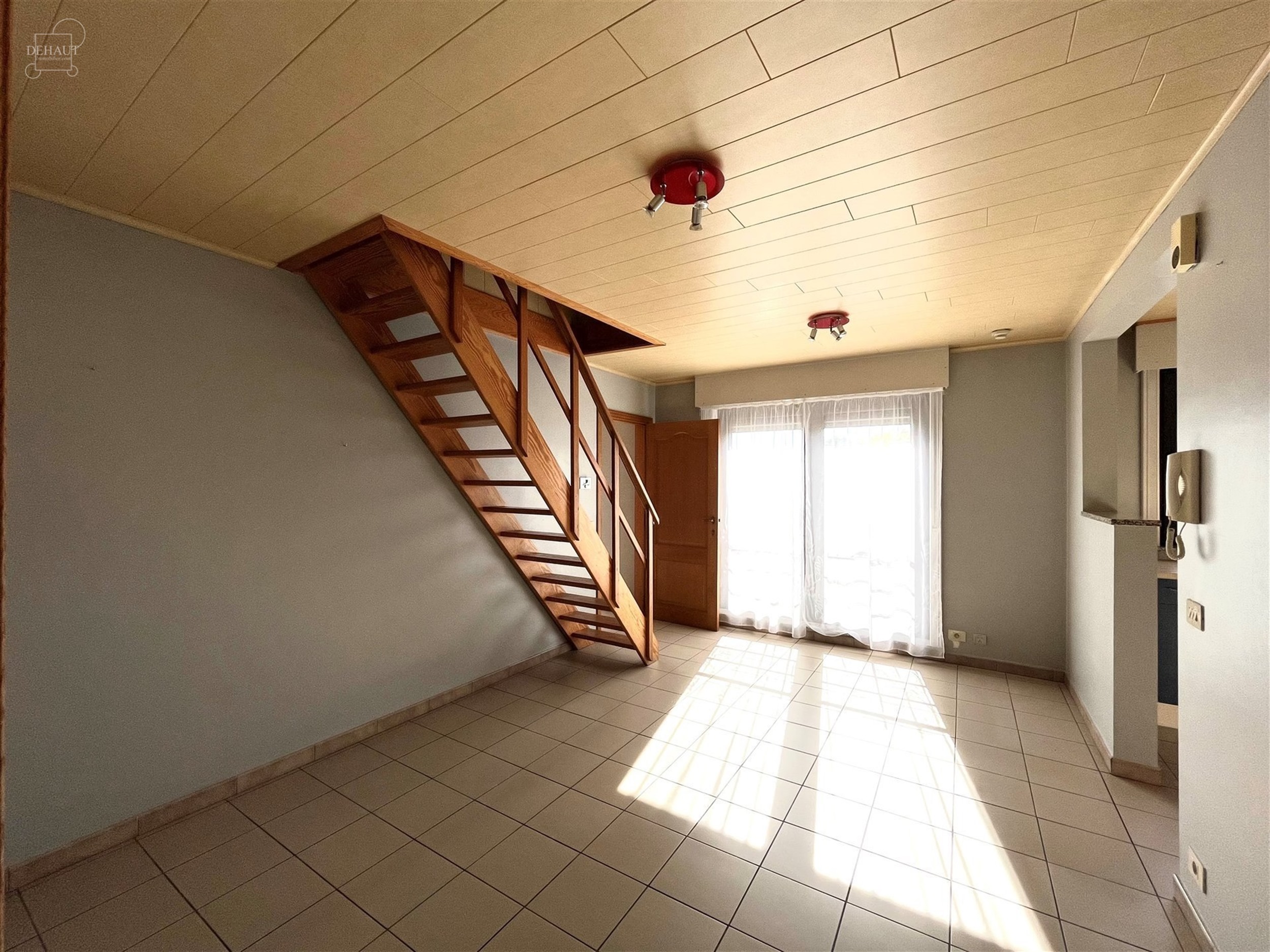 Appartement duplex au premier étage d'un immeuble situé à deux pas du centre-ville et de ses commerces, hors zone bleue. 
Se compose d'un hall d'e...