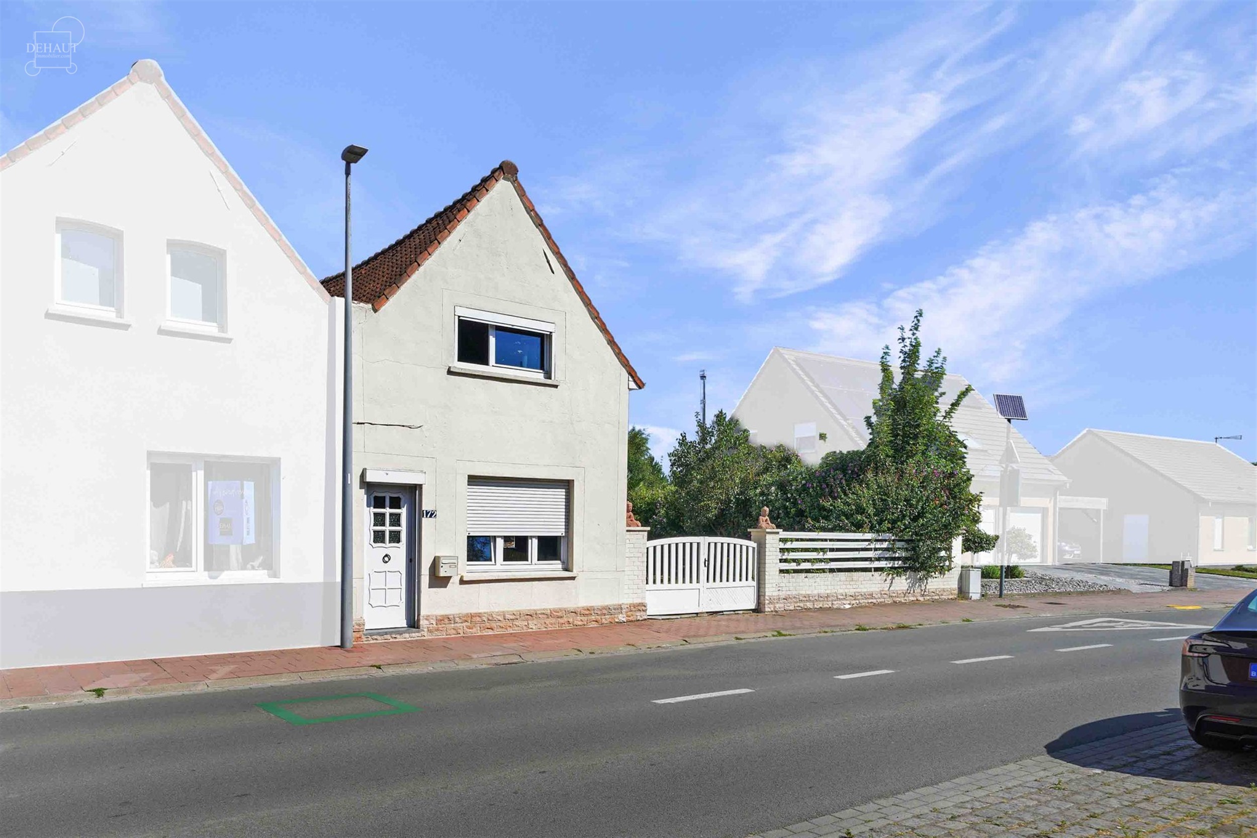 Mooi, grotendeels gelijkvloers huis met drie gevels, garage en zijtoegang, gelegen op een perceel van ongeveer 1.415 m², waarvan een deel nog bebouwb...