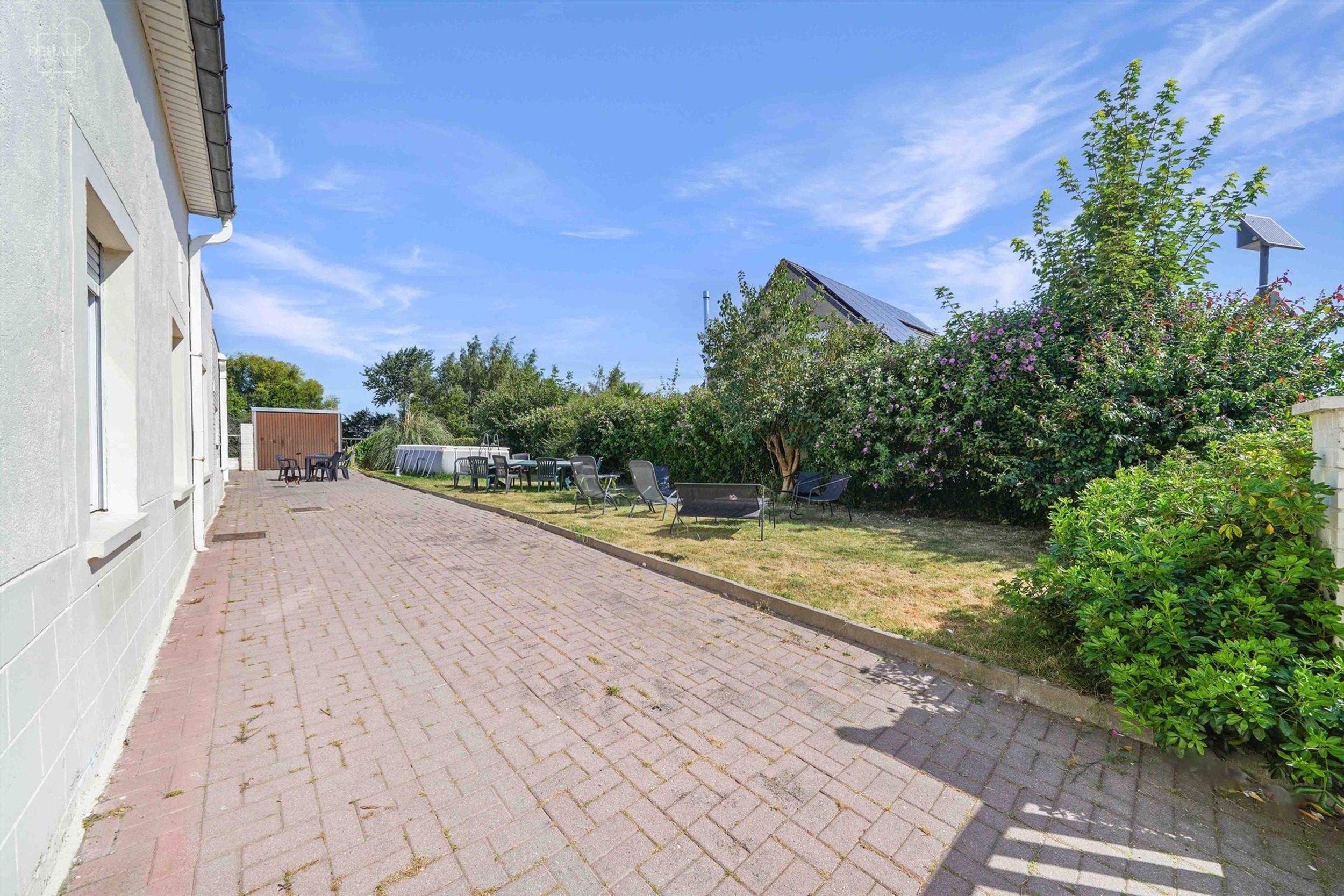 Mooi, grotendeels gelijkvloers huis met drie gevels, garage en zijtoegang, gelegen op een perceel van ongeveer 1.415 m², waarvan een deel nog bebouwb...