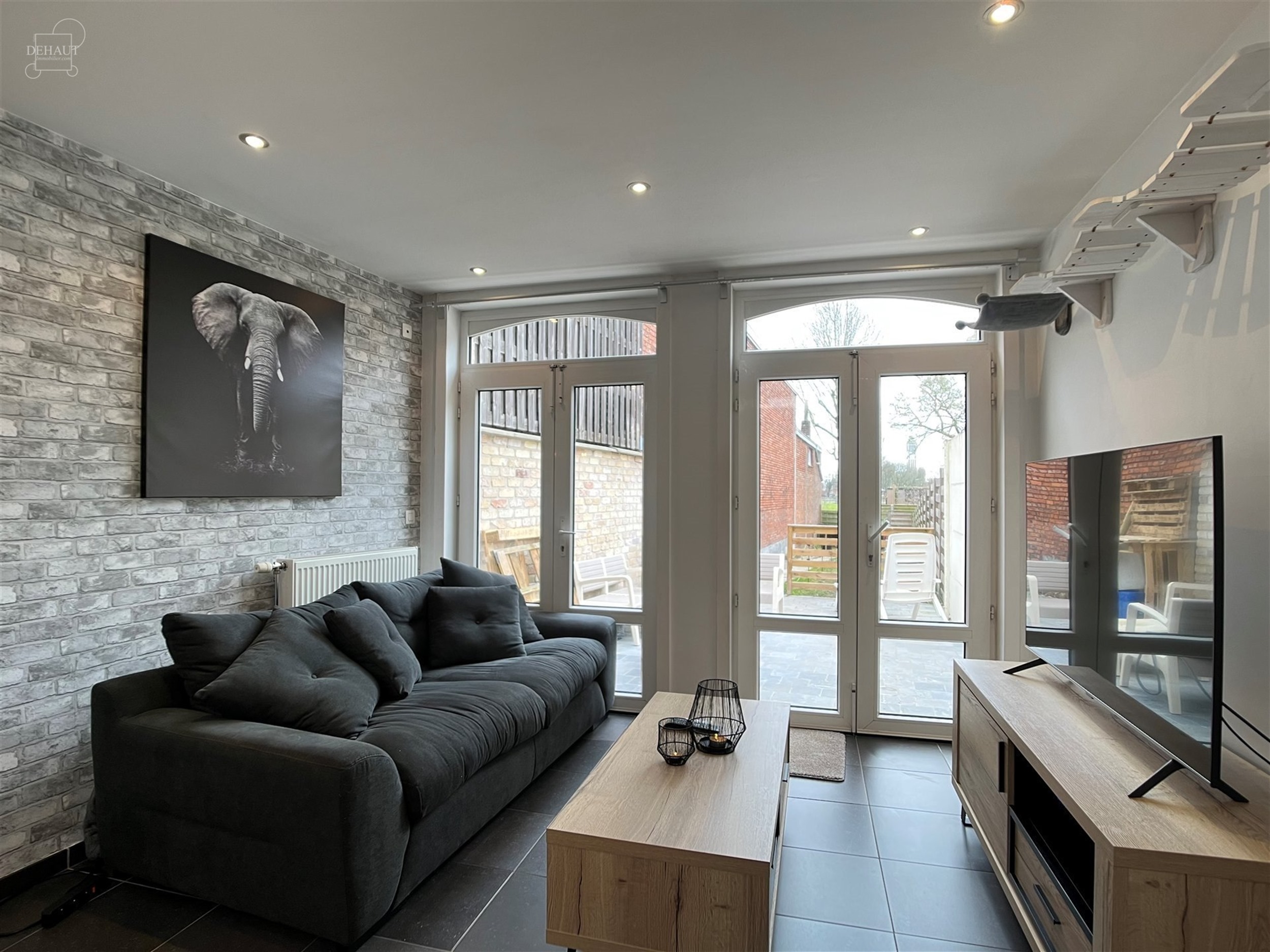 Très belle maison de ville avec jardin comprenant au rez-de-chaussée : un hall d'entrée, un séjour ouvert sur cuisine équipée, une salle de bain...