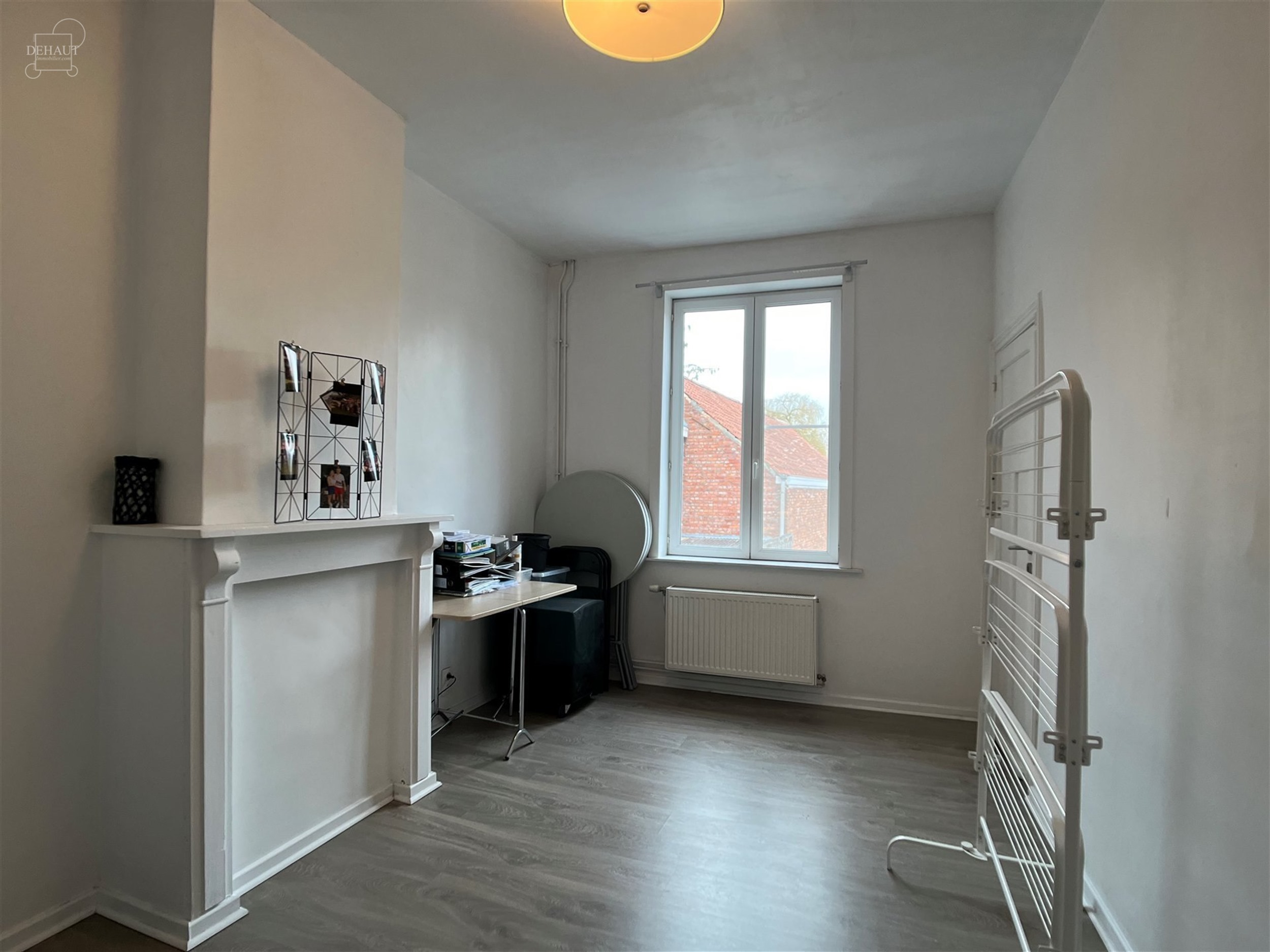 Très belle maison de ville avec jardin comprenant au rez-de-chaussée : un hall d'entrée, un séjour ouvert sur cuisine équipée, une salle de bain...