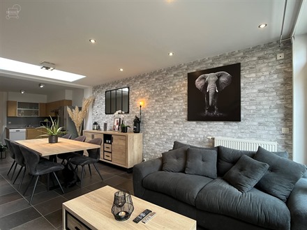 Très belle maison de ville avec jardin comprenant au rez-de-chaussée : un hall d'entrée, un séjour ouvert sur cuisine équipée, une salle de bain...