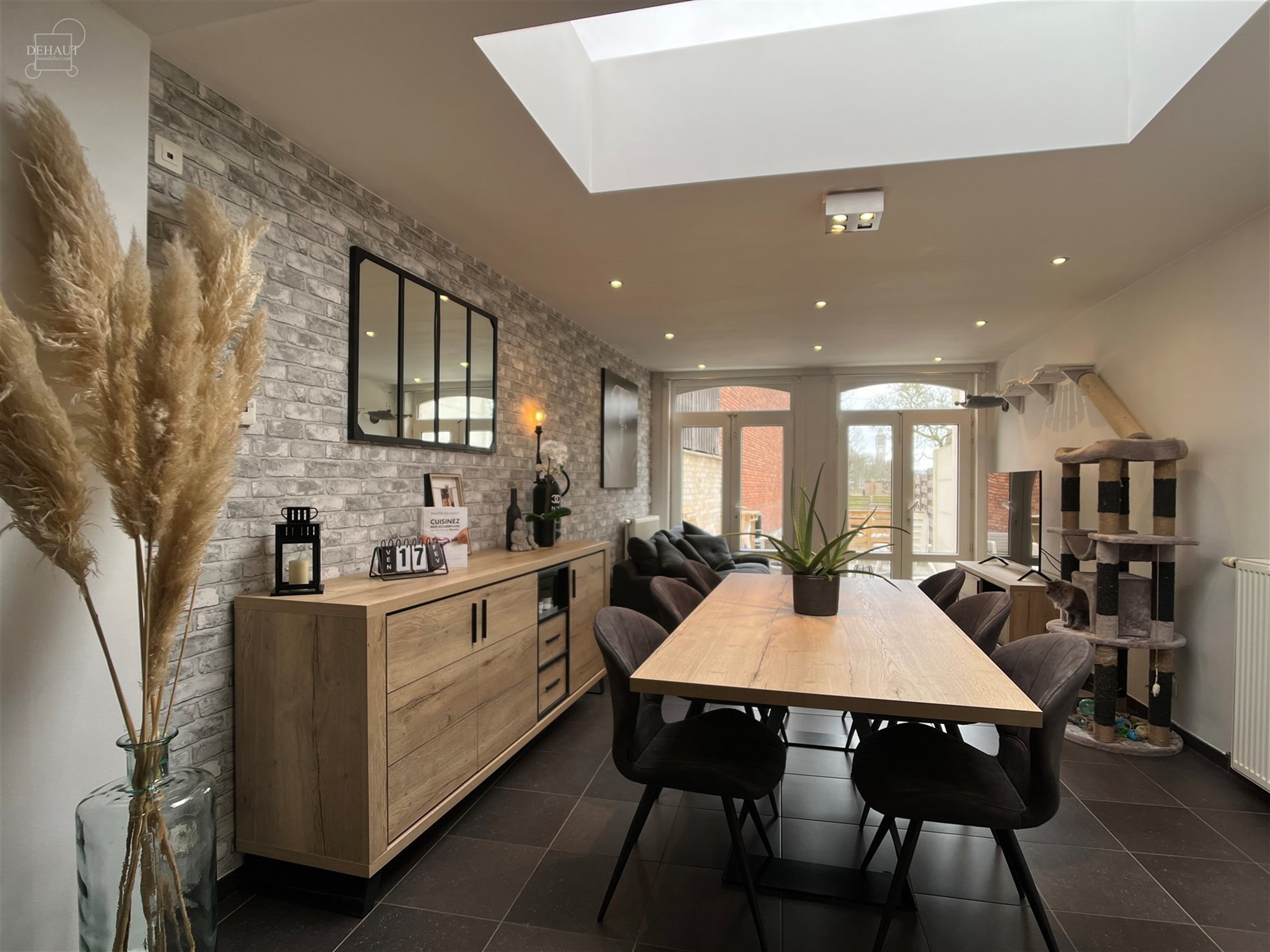 Très belle maison de ville avec jardin comprenant au rez-de-chaussée : un hall d'entrée, un séjour ouvert sur cuisine équipée, une salle de bain...