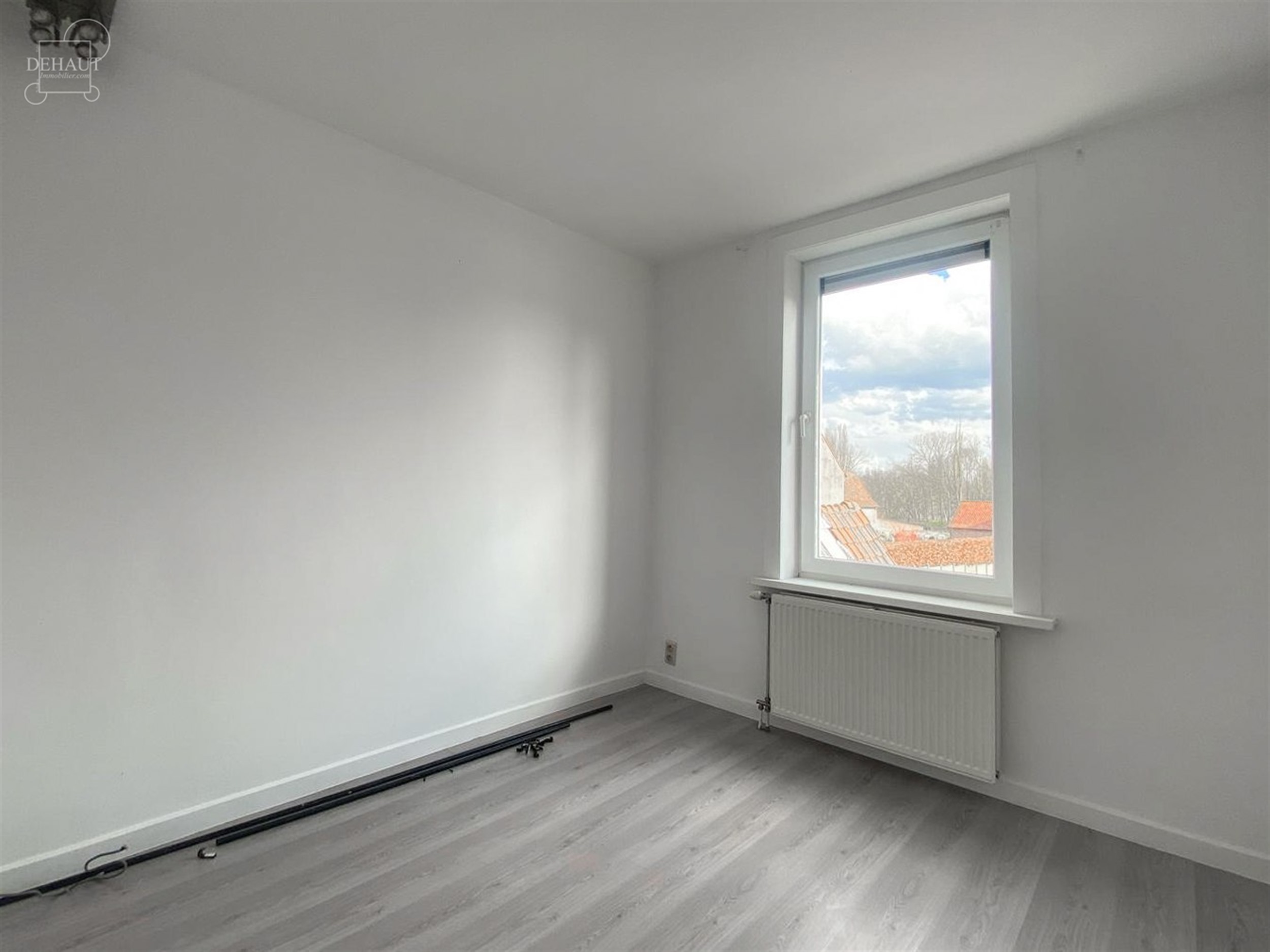 Jolie maison de ville comprenant un hall d'entrée, un séjour, une cuisine équipée, un WC indépendant, une salle de bain, 2 chambres et un jardin ...
