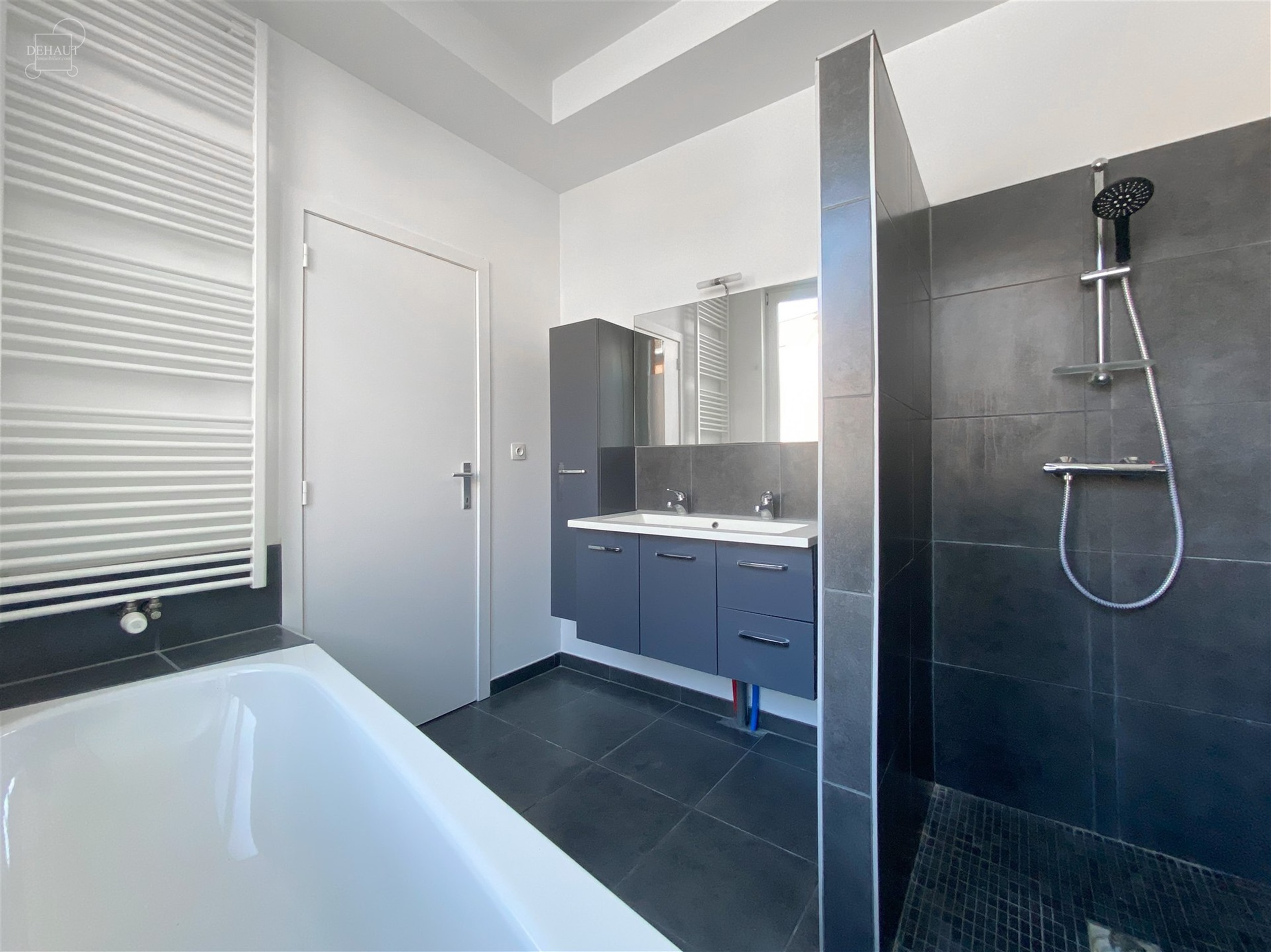 Jolie maison de ville comprenant un hall d'entrée, un séjour, une cuisine équipée, un WC indépendant, une salle de bain, 2 chambres et un jardin ...