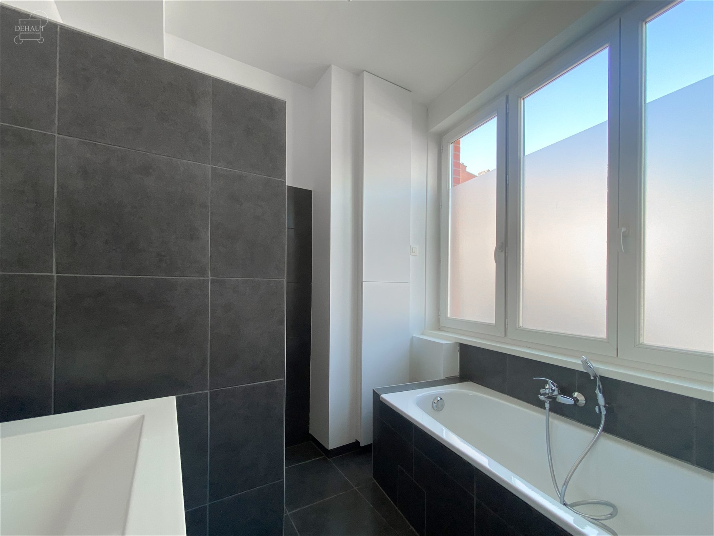 Jolie maison de ville comprenant un hall d'entrée, un séjour, une cuisine équipée, un WC indépendant, une salle de bain, 2 chambres et un jardin ...