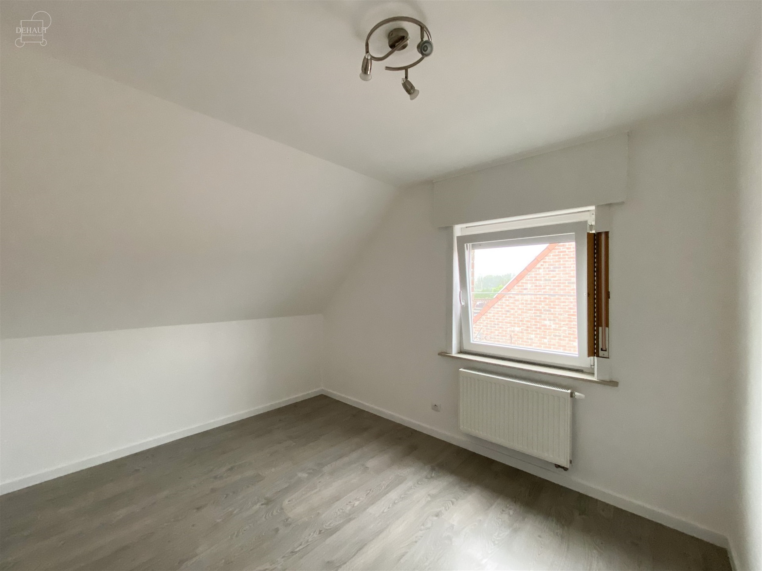 Superbe maison semi-individuelle avec garage, accès latéral et parking privé idéalement située en campagne. Comprend un hall d'entrée, un séjou...