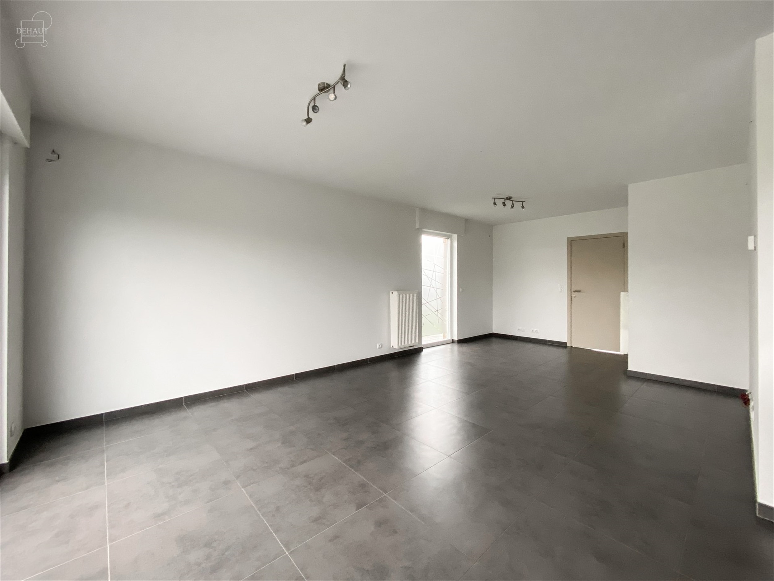 Superbe maison semi-individuelle avec garage, accès latéral et parking privé idéalement située en campagne. Comprend un hall d'entrée, un séjou...