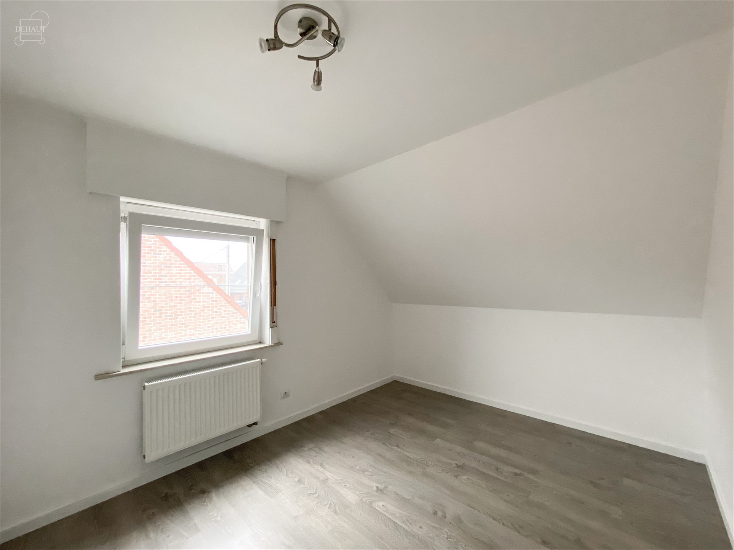 Superbe maison semi-individuelle avec garage, accès latéral et parking privé idéalement située en campagne. Comprend un hall d'entrée, un séjou...