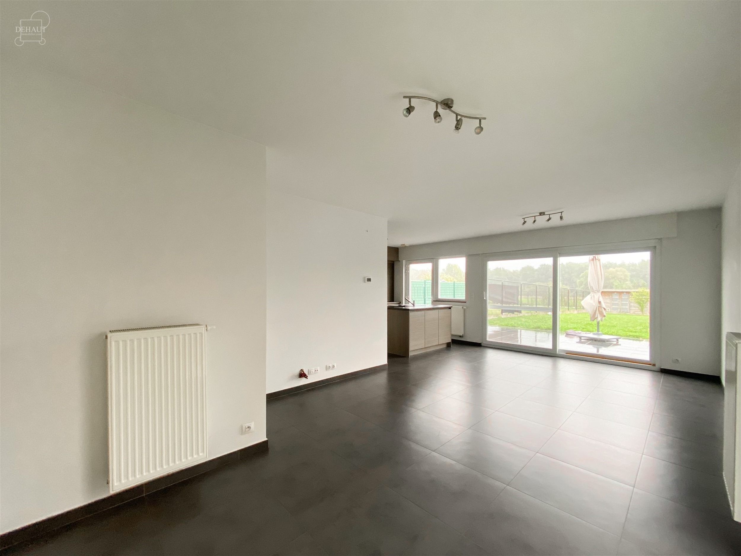 Superbe maison semi-individuelle avec garage, accès latéral et parking privé idéalement située en campagne. Comprend un hall d'entrée, un séjou...