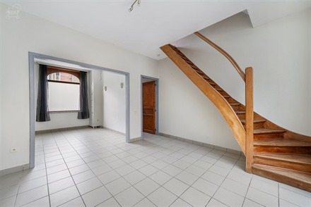 Jolie et agréable maison de ville rénovée proposant de beaux volumes. Comprend un hall d'entrée desservant salon, salle à manger, cuisine semi-é...